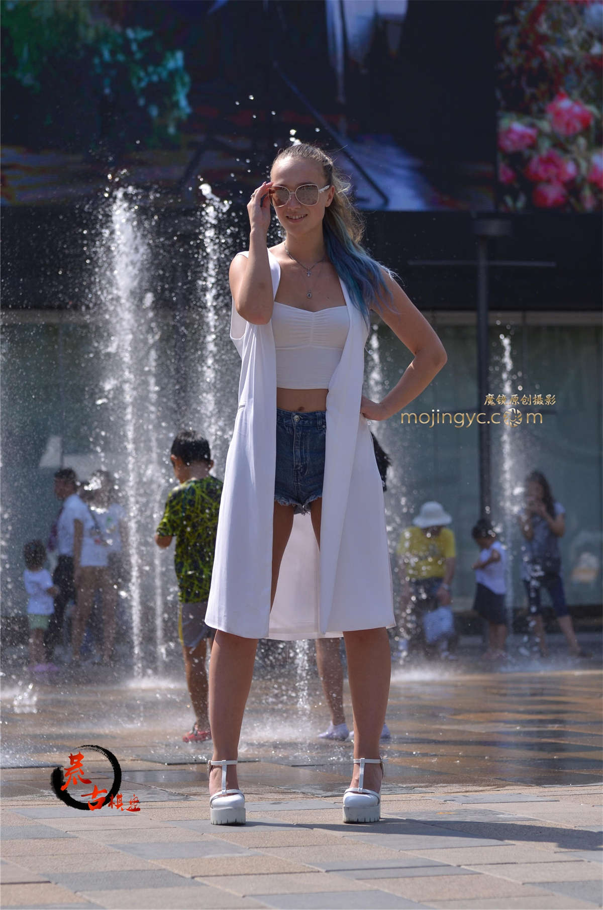 图片[2]-16.9.3 热裤露脐装的洋妹子-日更街拍