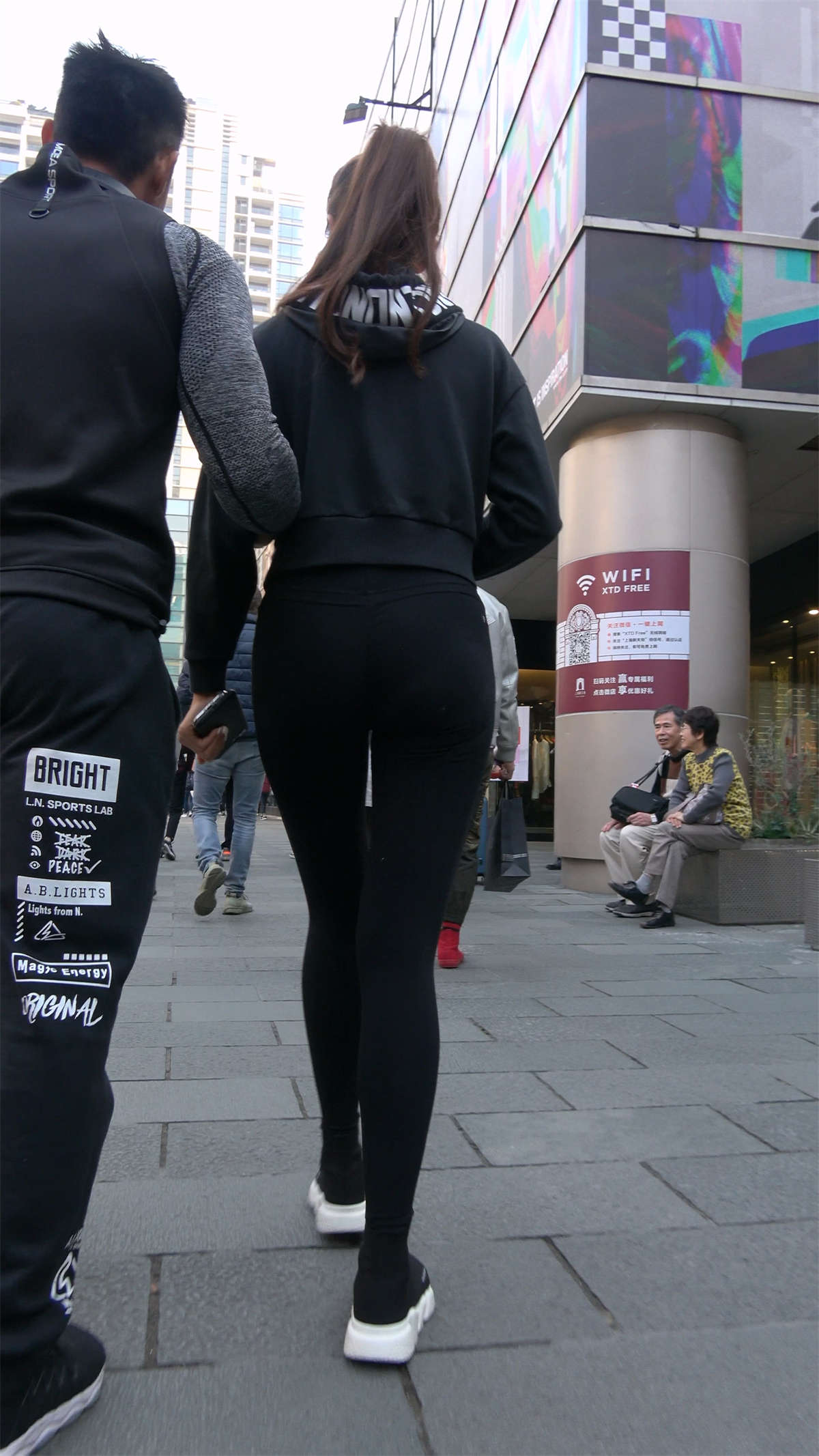 图片[2]-瑜伽裤运动鞋马尾辫美女-日更街拍