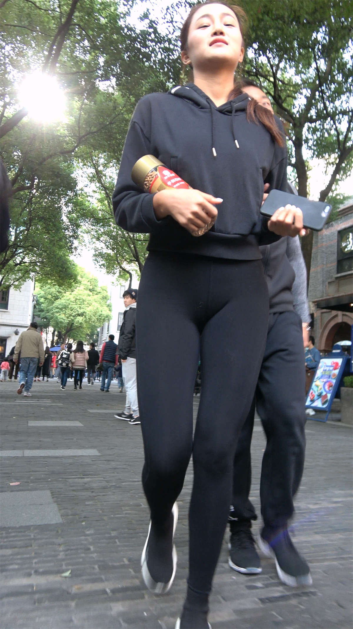 瑜伽裤运动鞋马尾辫美女-日更街拍