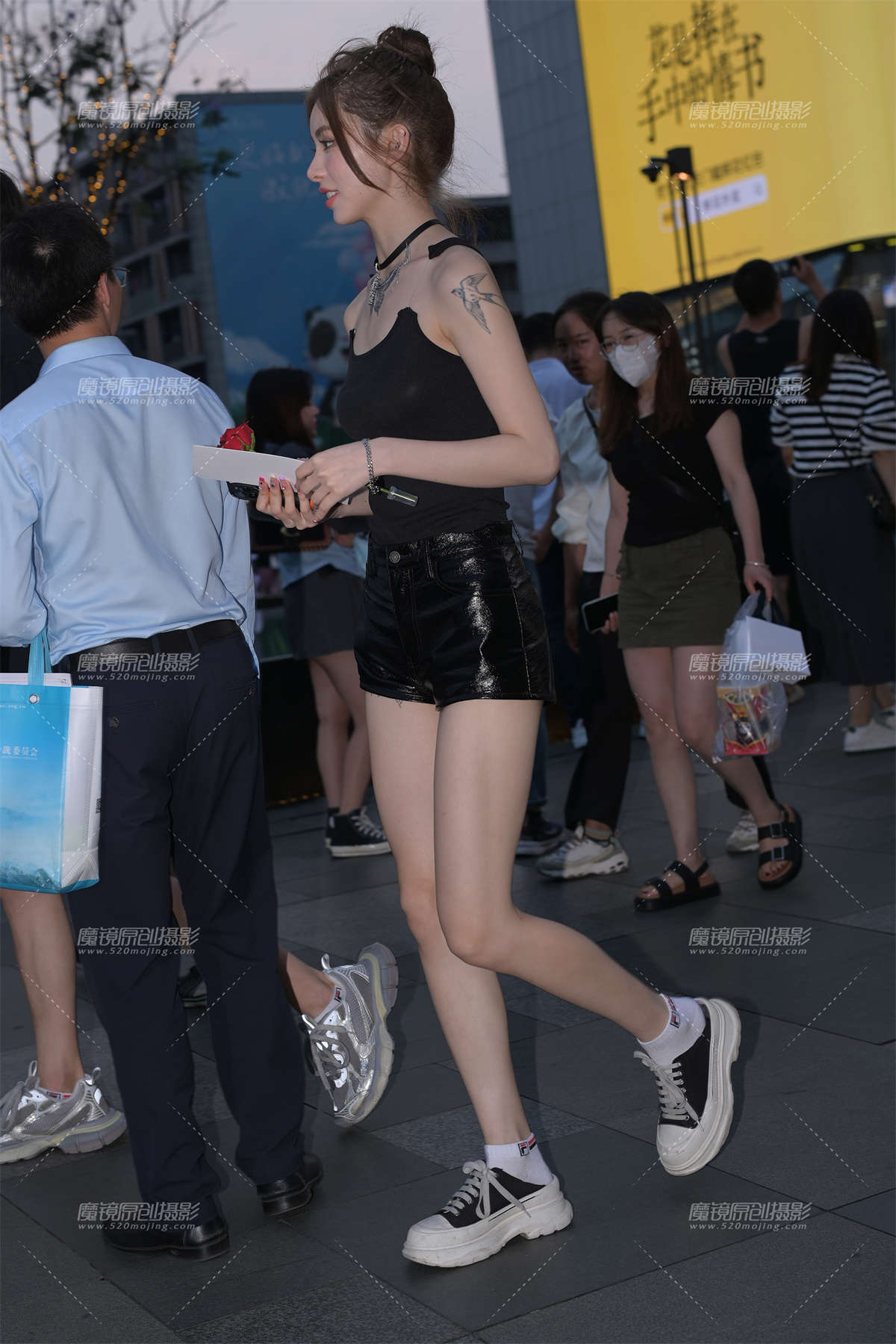 夜拍短皮裤MM-日更街拍