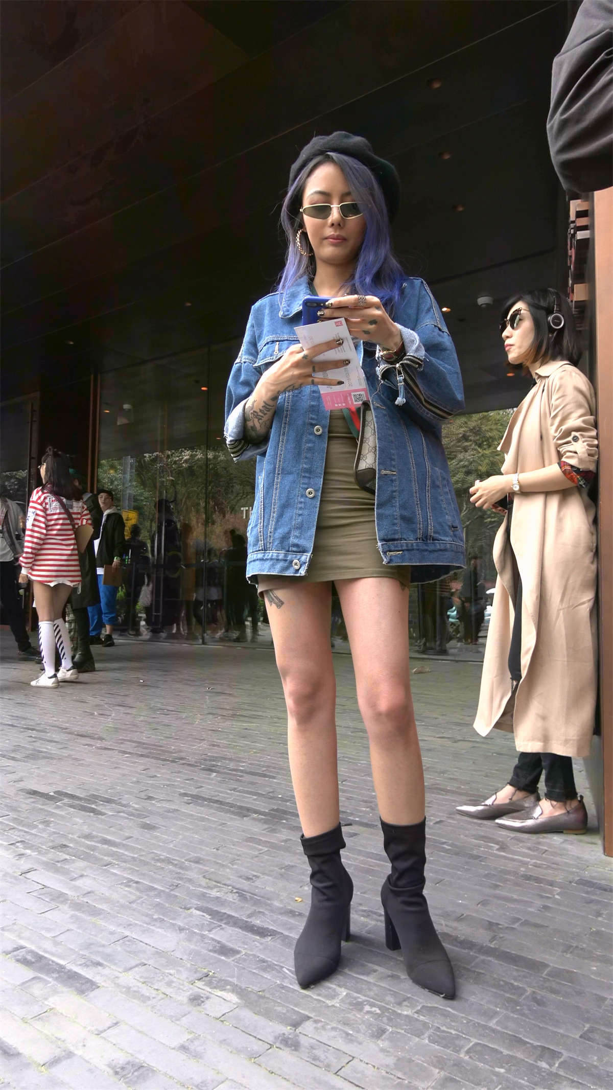 图片[2]-小墨镜牛仔外套甜美漂亮小姐姐-日更街拍