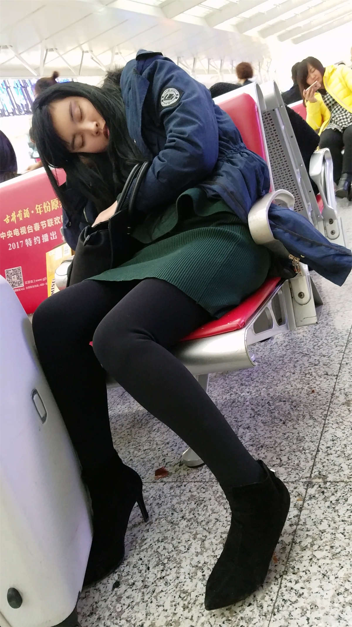 高铁站候车的黑色打底丝袜长腿美眉太累睡着了-日更街拍