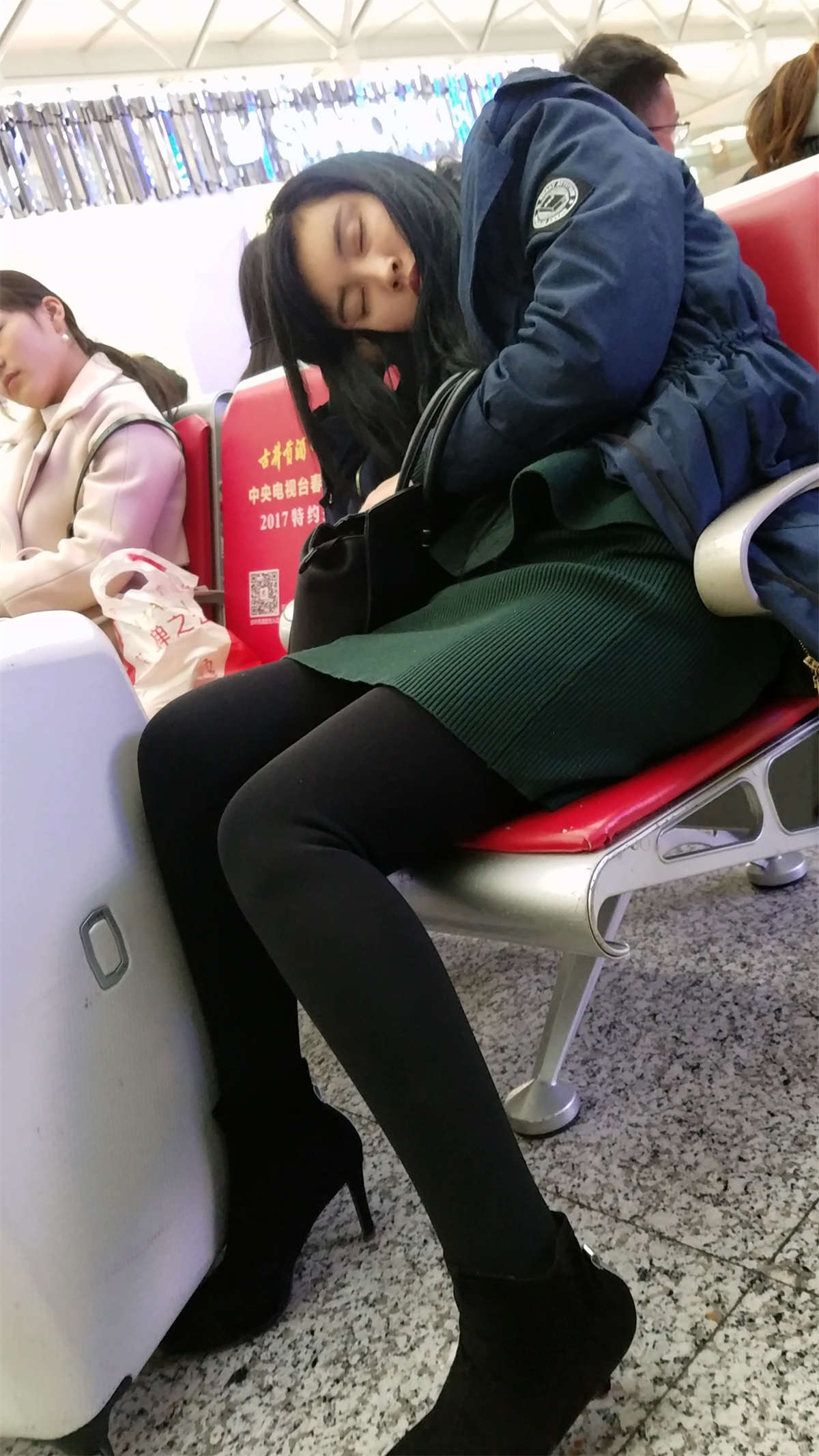 图片[2]-高铁站候车的黑色打底丝袜长腿美眉太累睡着了-日更街拍