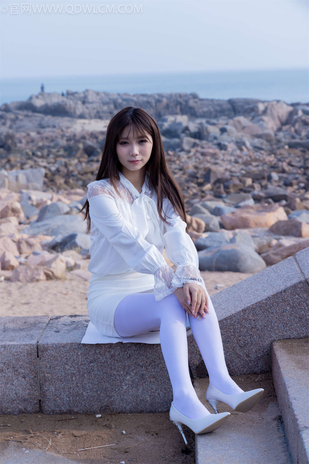 物恋传媒 NO.2271 泡泡-高跟鞋、厚白丝、户外-日更街拍