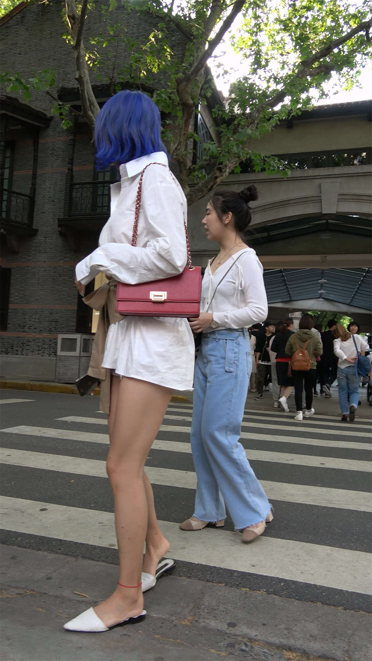 图片[2]-白色衬衫美腿气质性感美女-日更街拍