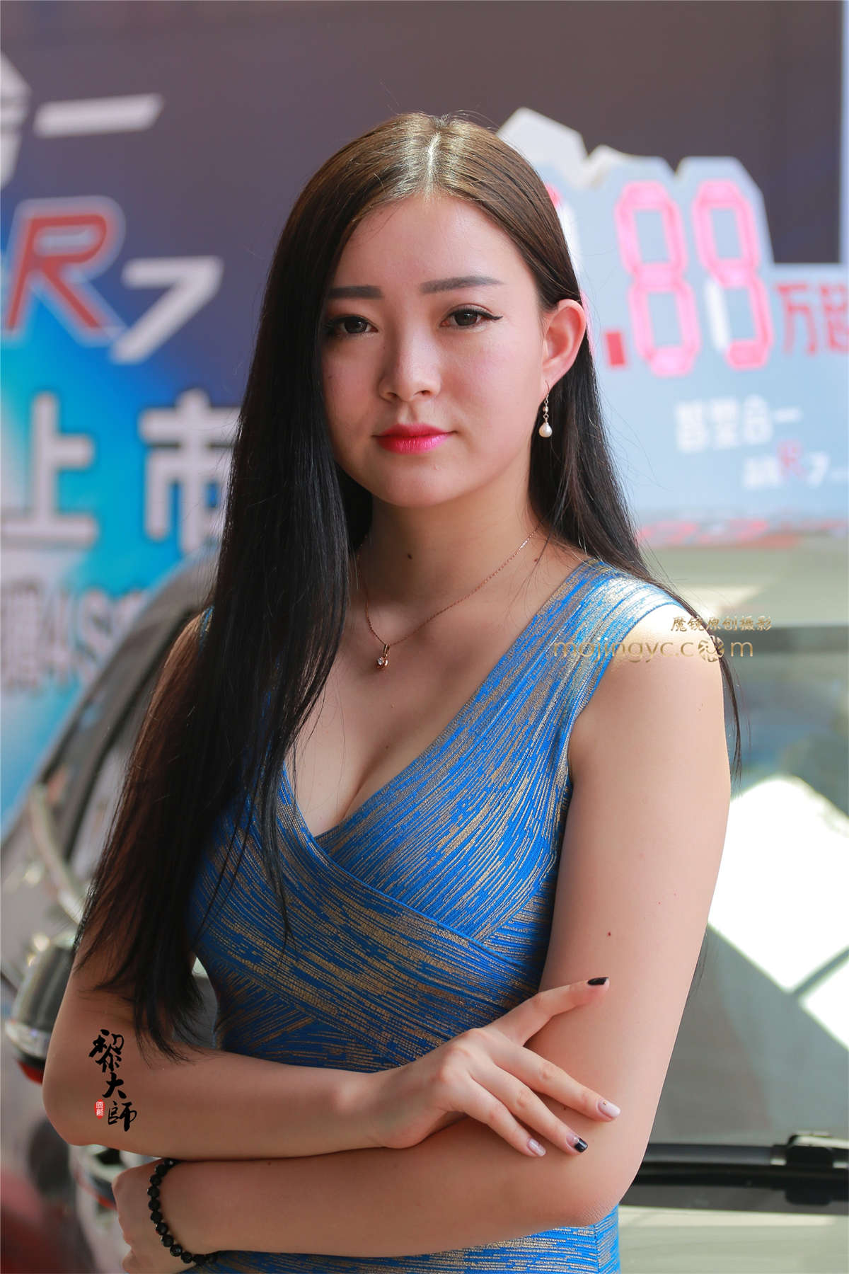 【车展外场也疯狂】紧身低胸短裙车模好身材（25P）-日更街拍