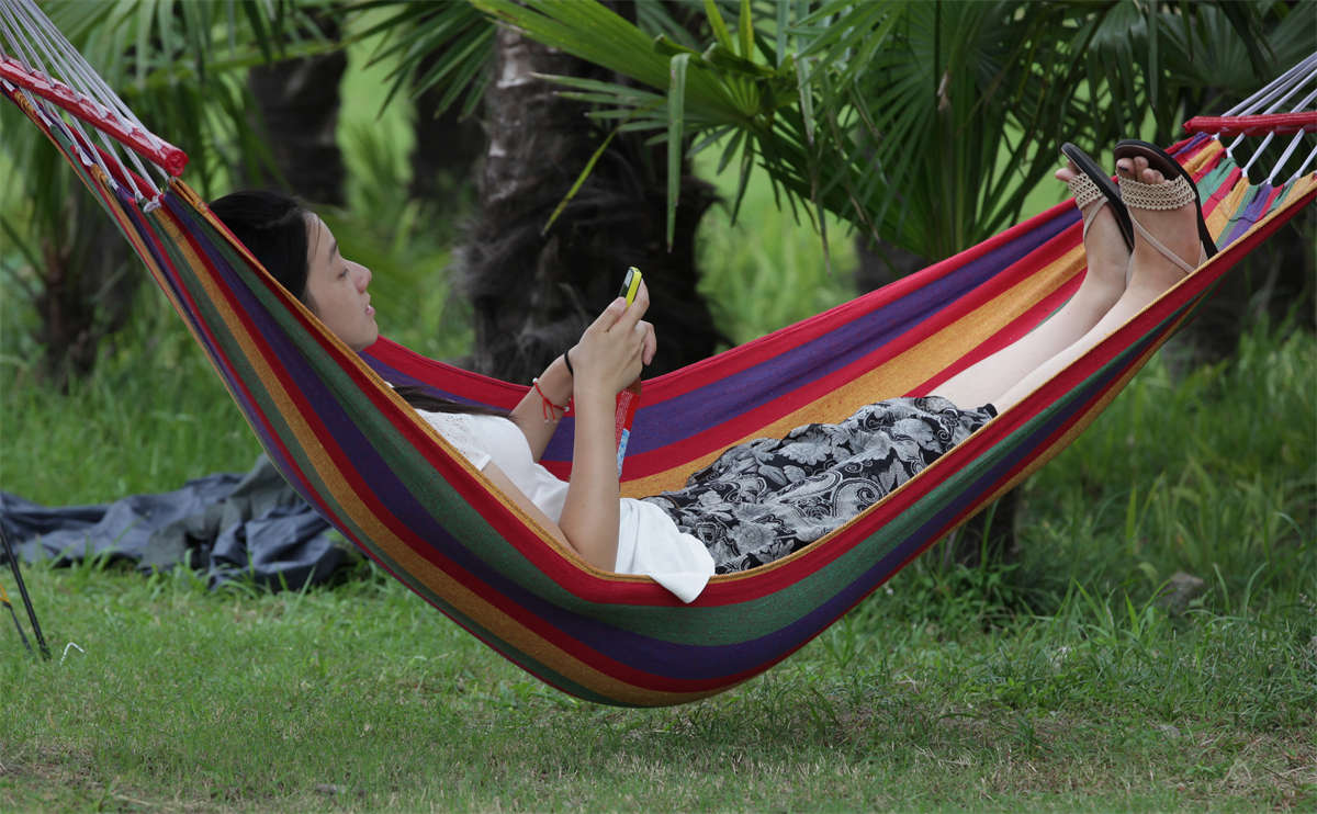 图片[2]-踏青公园街拍系列No.472 上“床”都不脱鞋的漂亮女孩，第二次碰见终于全露出-日更街拍