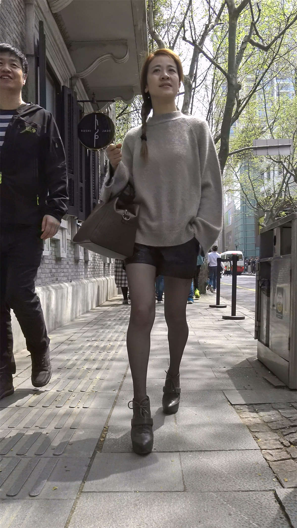 性感黑丝美腿成熟美女-日更街拍
