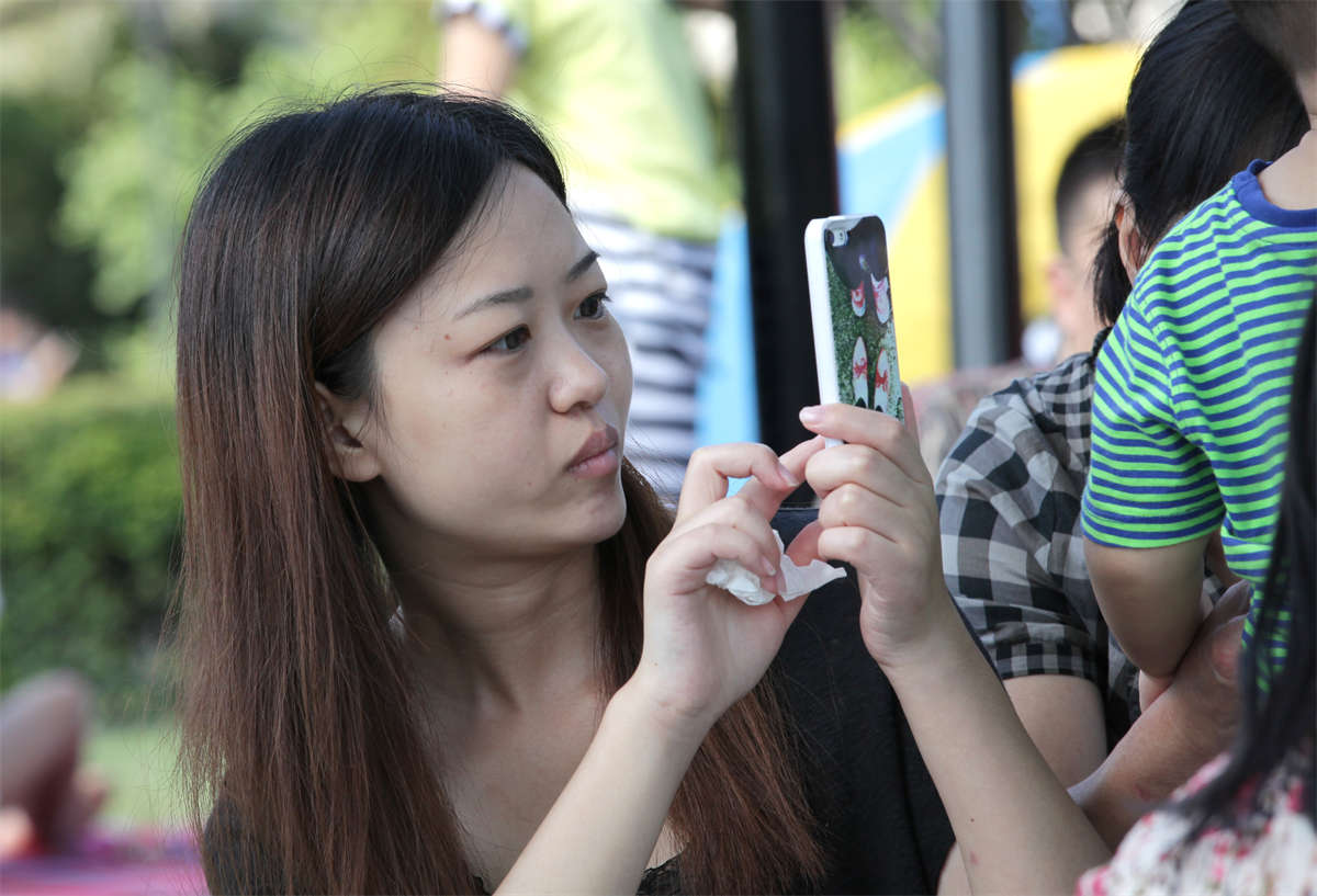 图片[2]-踏青公园街拍系列No.1473 白嫩双脚在阴影处特别显眼-日更街拍