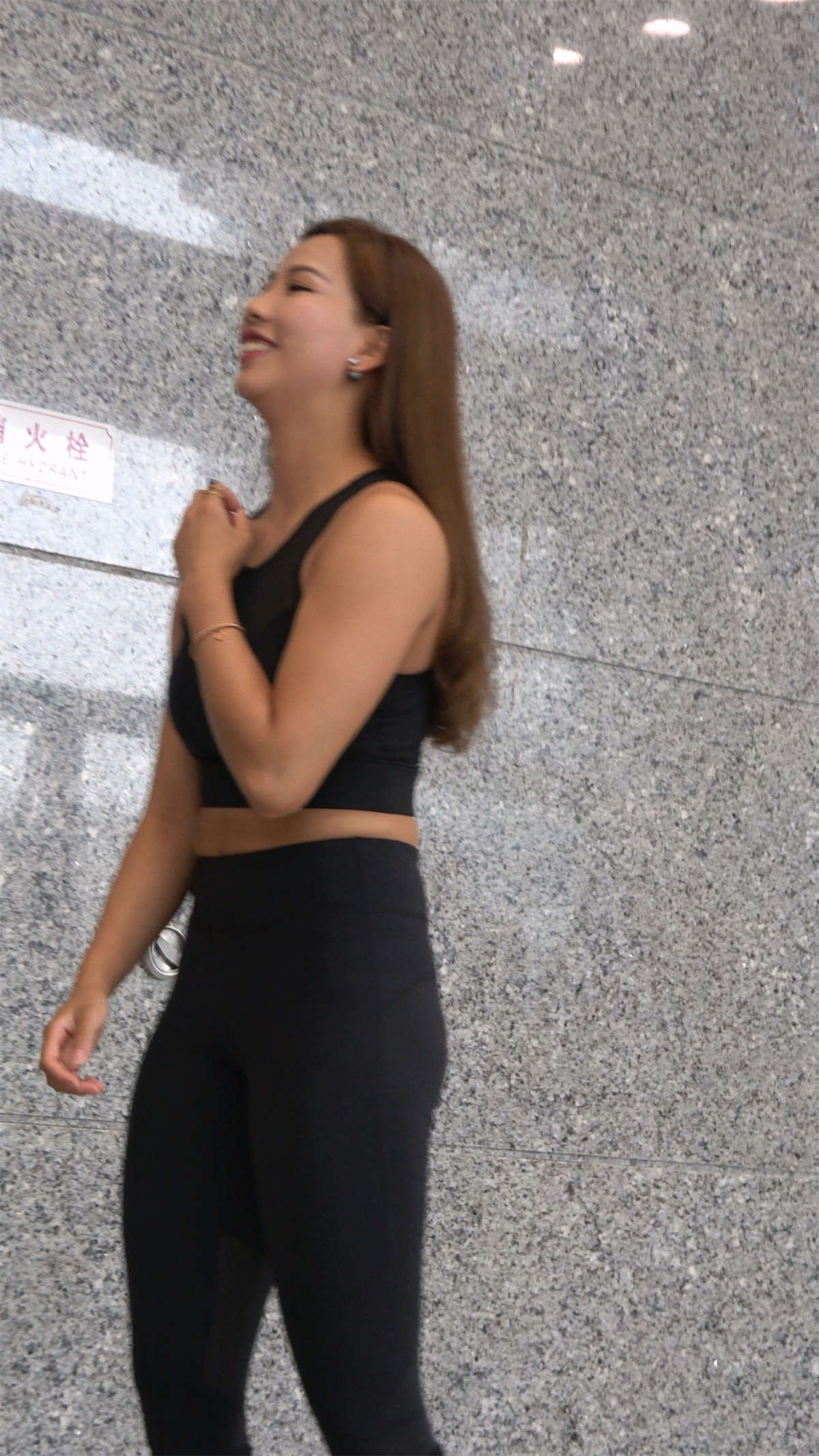 图片[2]-紧身弹力裤翘臀性感美女-日更街拍