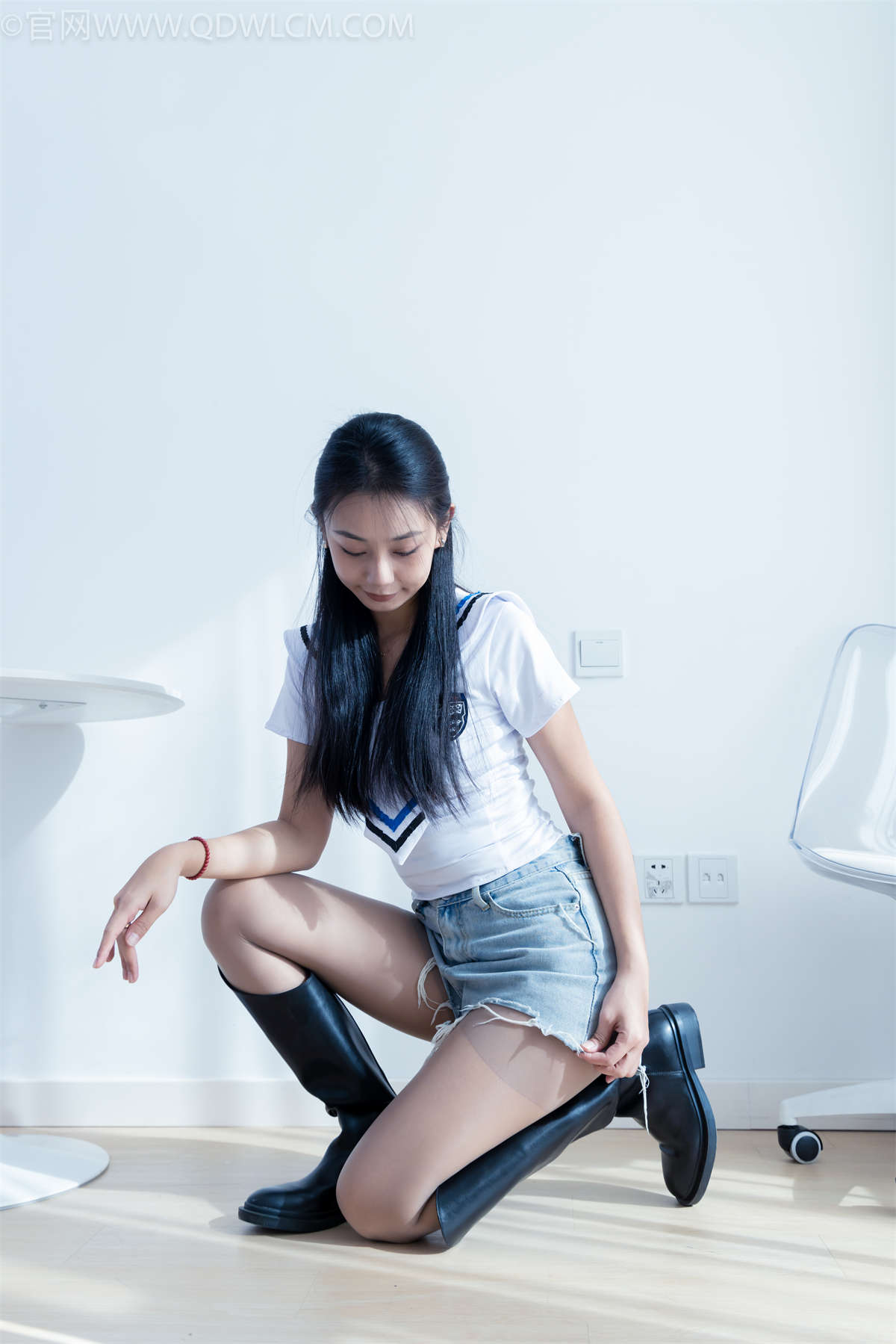 物恋传媒 NO.2272 岚岚-长靴、薄咖丝（脚尖加固款、仅在灰丝里打底）、薄灰丝（脚尖加固款）、两双丝袜叠穿模拟脚夹东西剧情-日更街拍