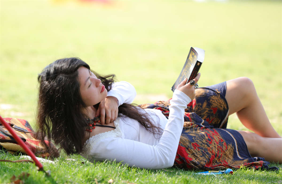 图片[2]-踏青公园街拍系列No.602 美女身型修长，脚掌自然也是细长无比-日更街拍