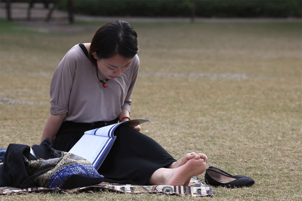 图片[2]-踏青公园街拍系列No.300 Canon5D草地系列-日更街拍