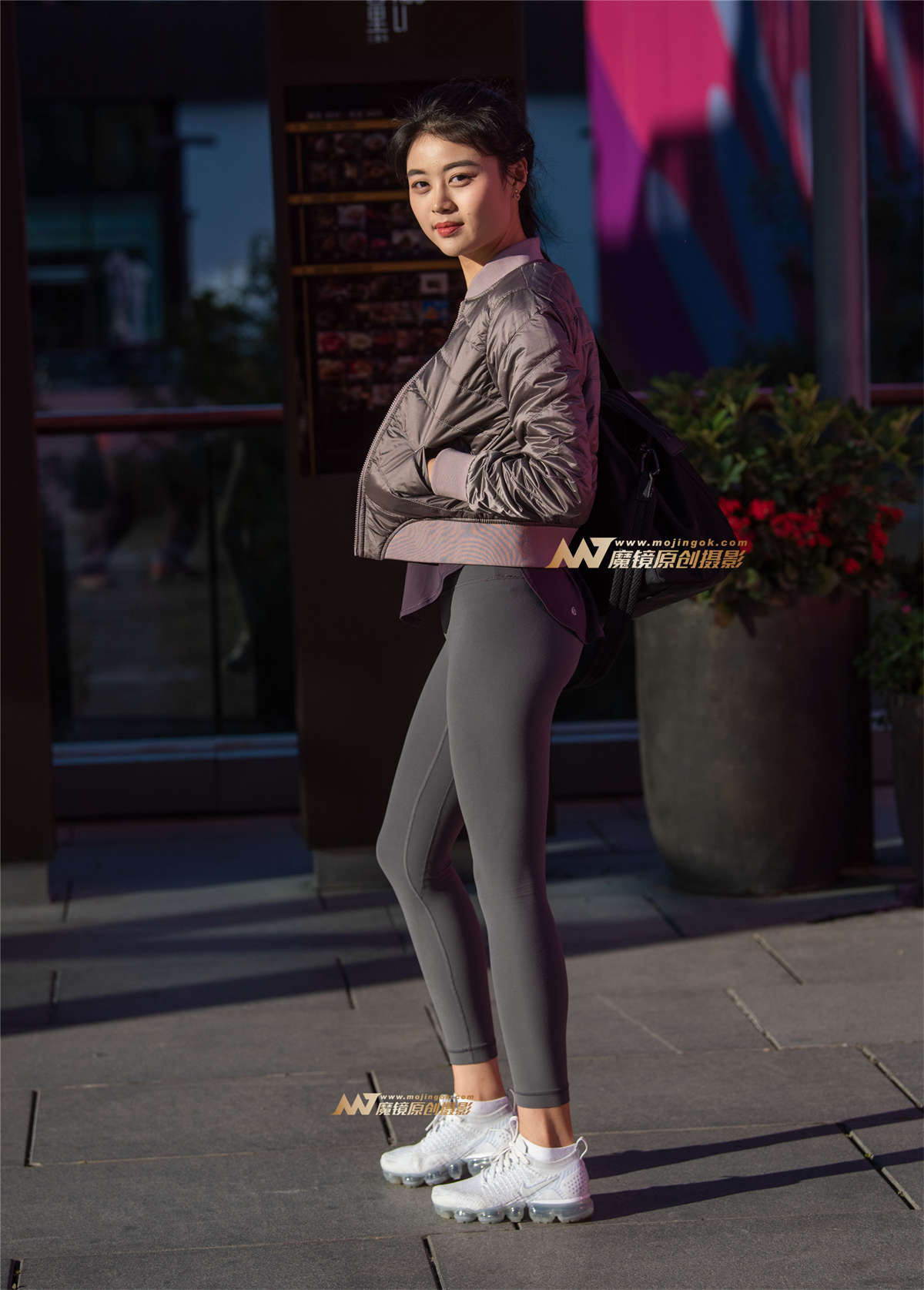 背着建美包，穿着健美裤去健身的美女-日更街拍