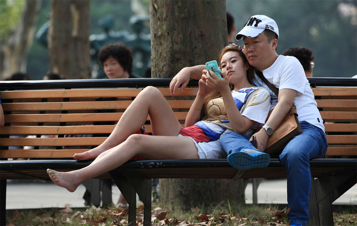 图片[2]-踏青公园街拍系列No.1474 看似普通的长椅露足图，暗藏亮点-日更街拍