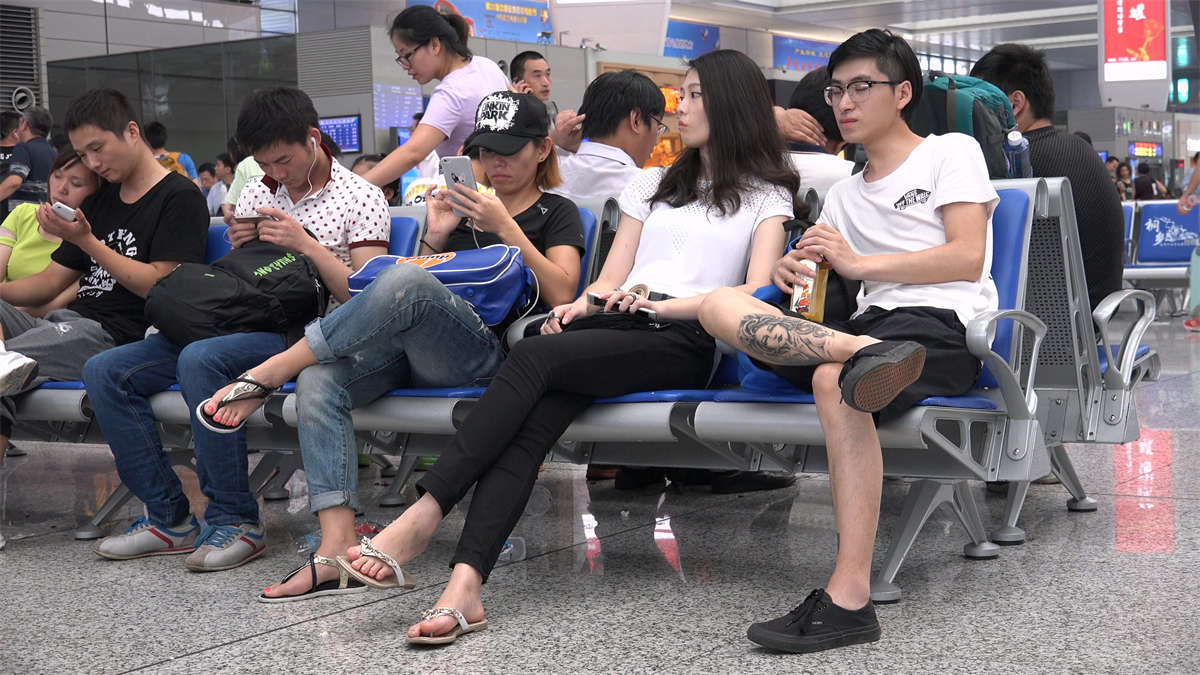 图片[2]-高铁站等车的裸足人字拖美女-日更街拍