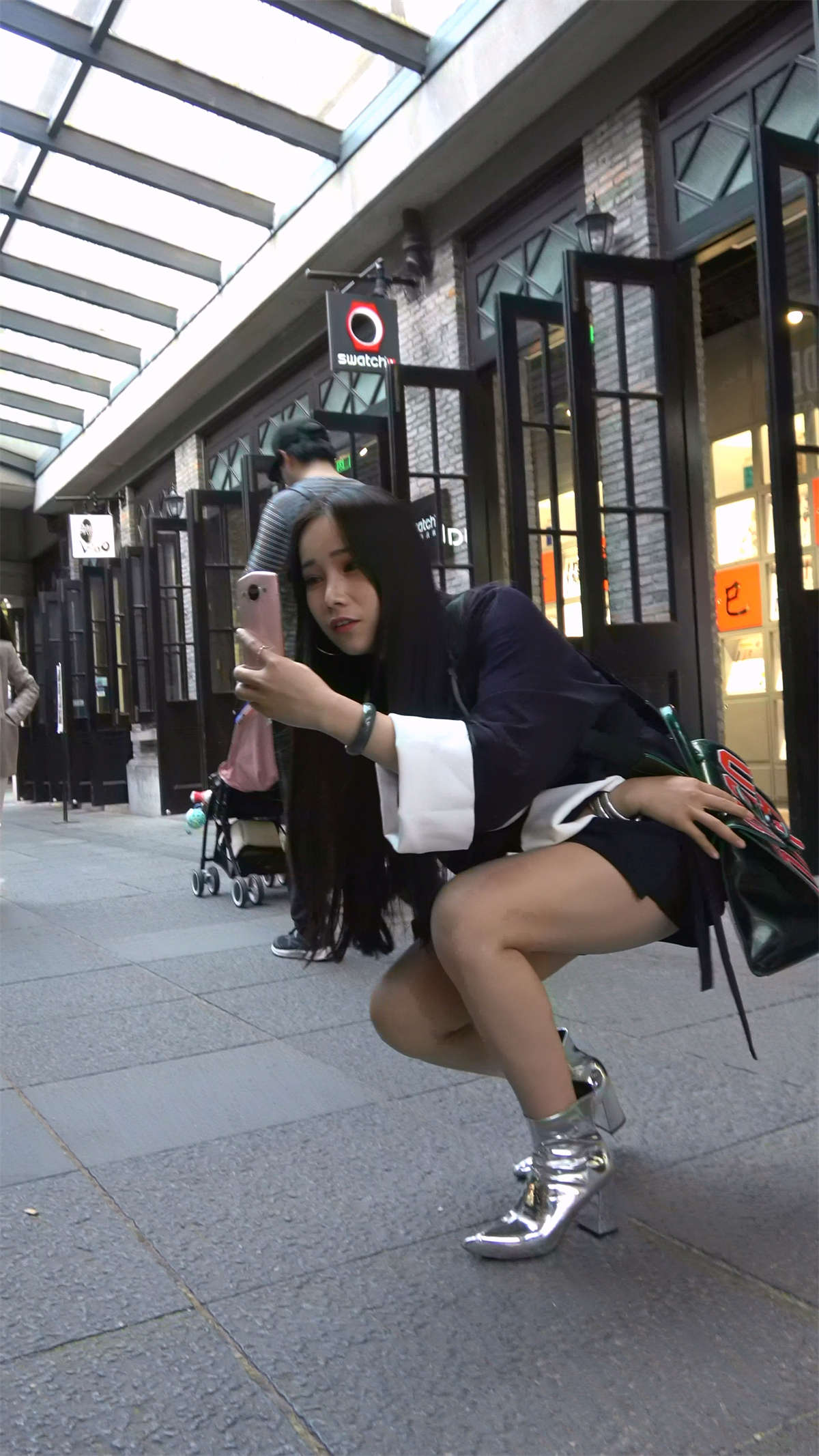 爱拍照的俩姐妹大街上摆出各种诱惑姿势-日更街拍