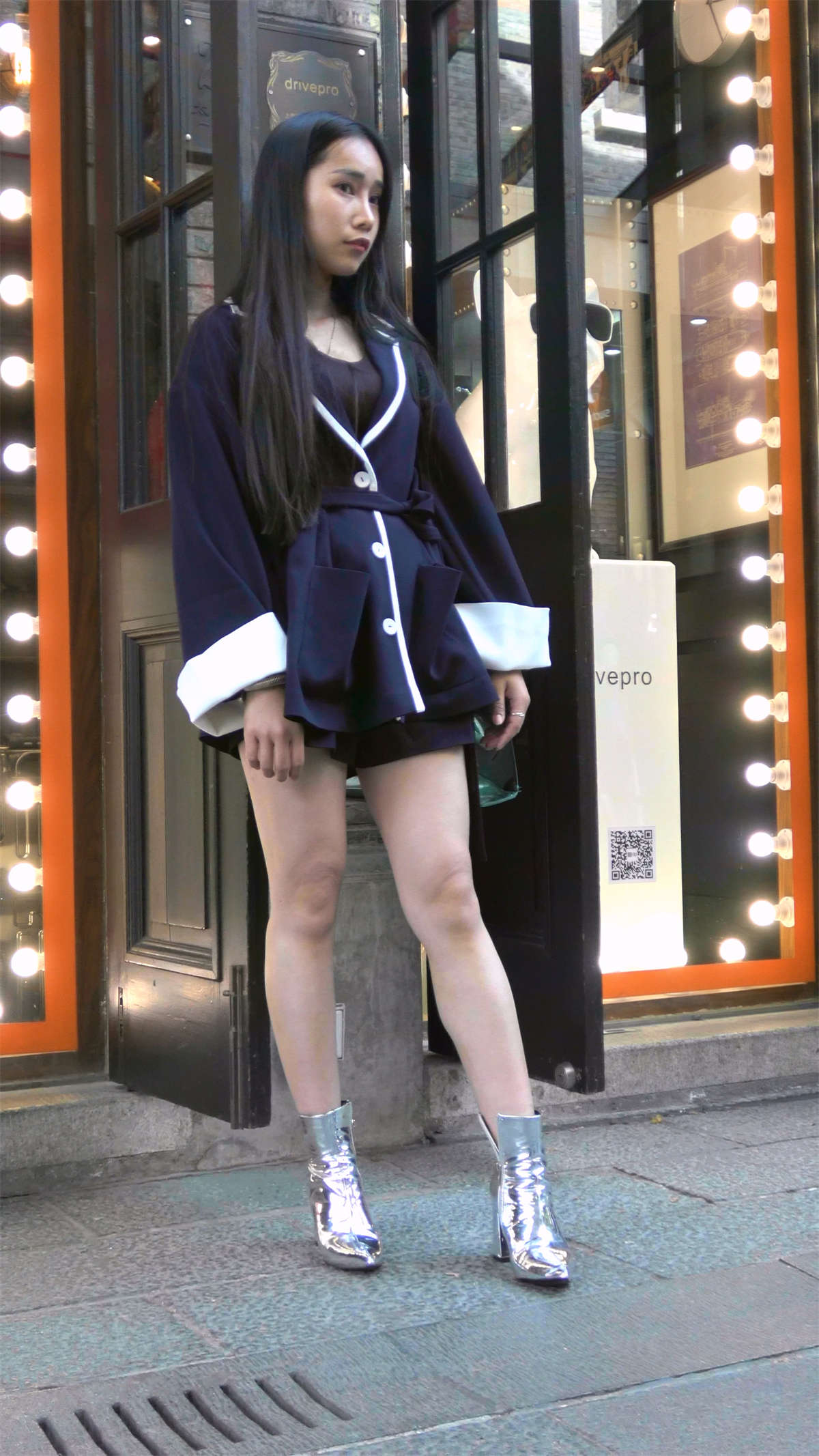 图片[2]-爱拍照的俩姐妹大街上摆出各种诱惑姿势-日更街拍