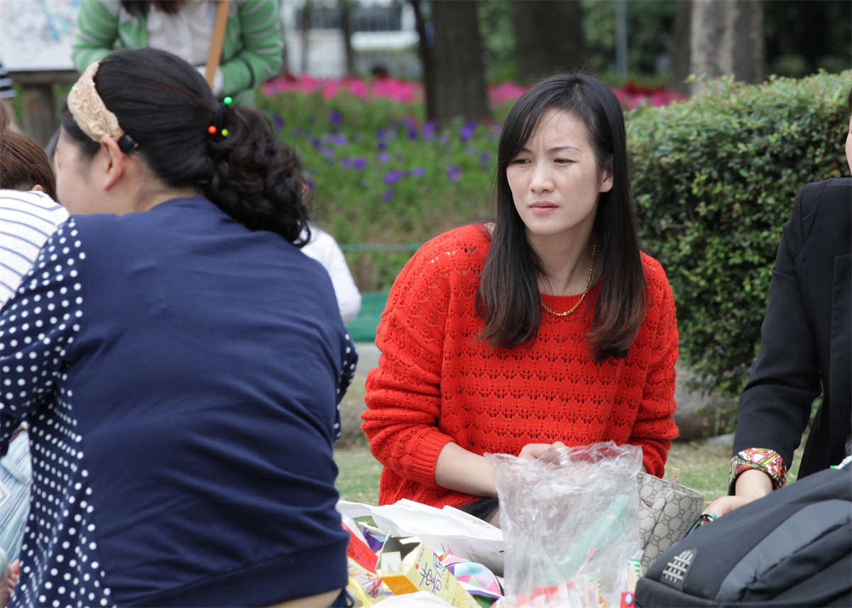 踏青公园街拍系列No.474 矜持美少妇的汗渍黑丝足-日更街拍