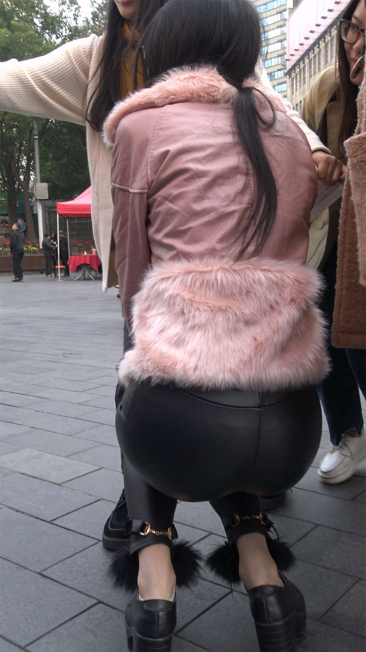 图片[2]-粉色外套皮裤眼镜妹-日更街拍