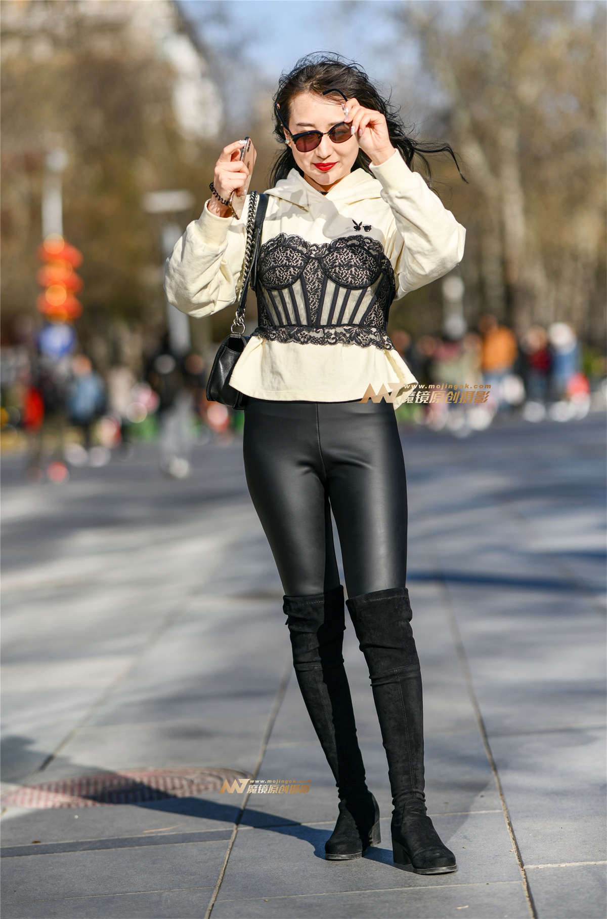 穿皮裤的美女，身材真好-日更街拍