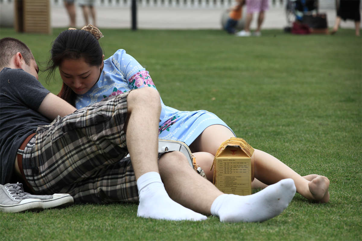 图片[2]-踏青公园街拍系列No.1475 看到短裙长丝美女脱鞋露脚的机会可不多-日更街拍