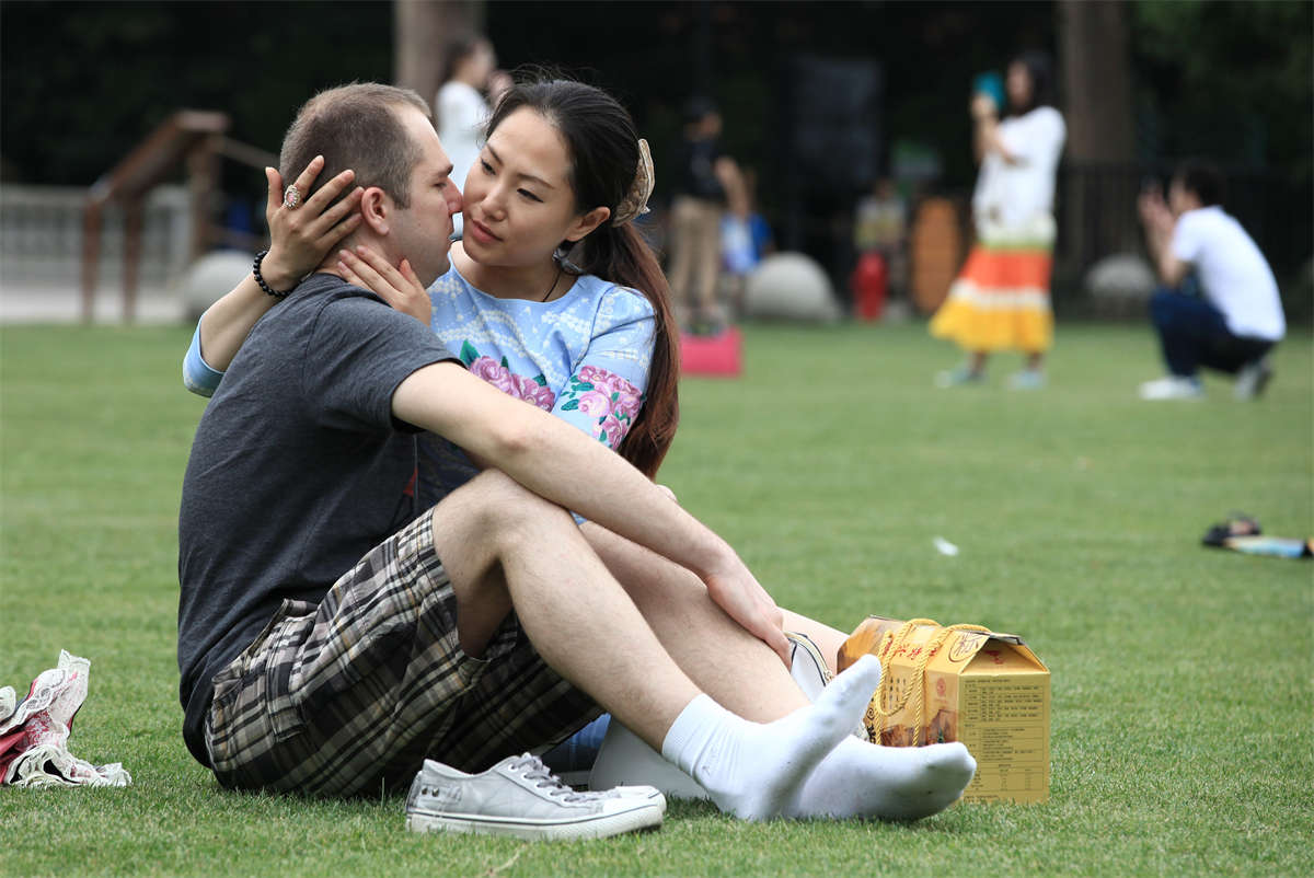 踏青公园街拍系列No.1475 看到短裙长丝美女脱鞋露脚的机会可不多-日更街拍