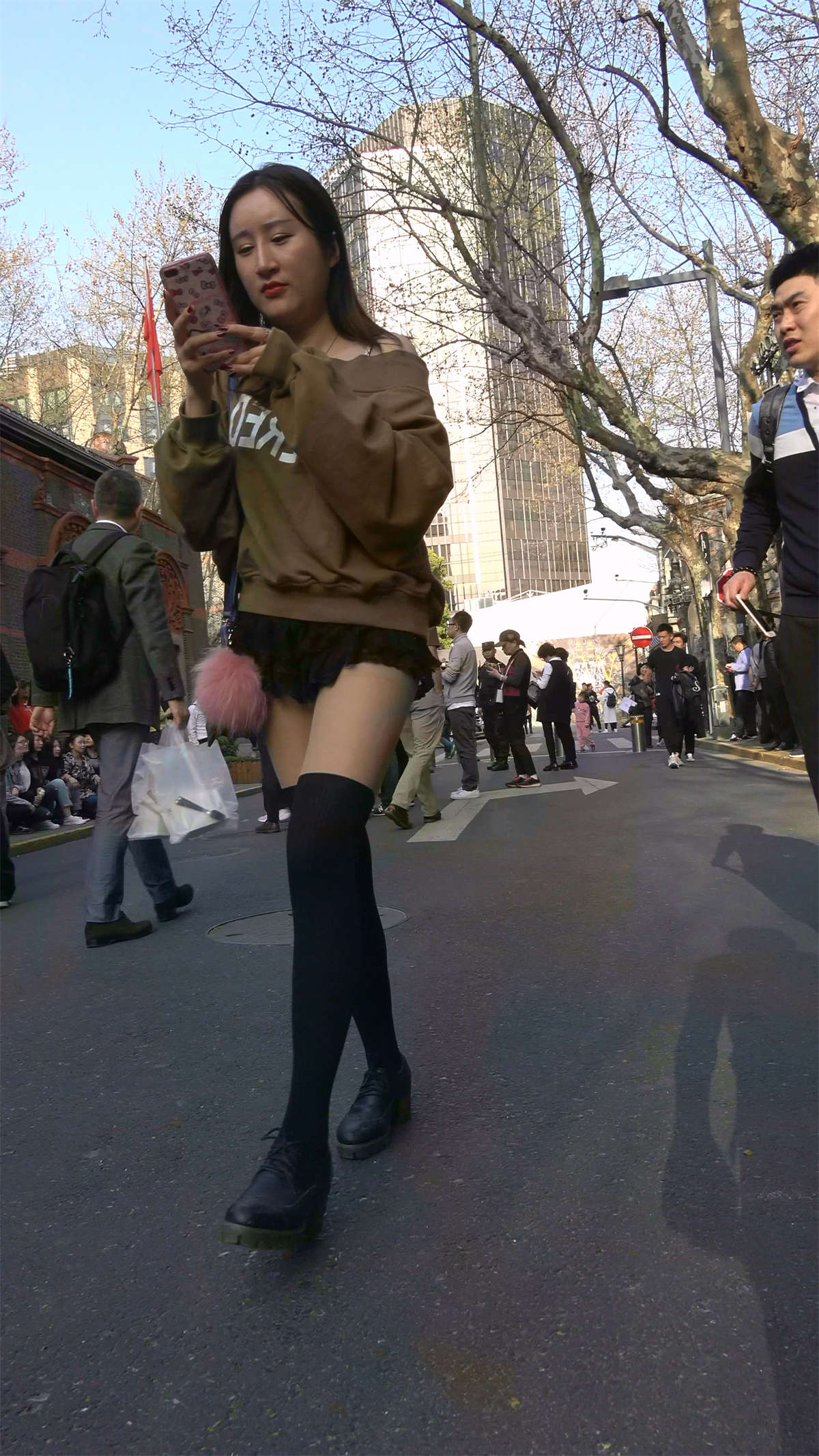 超短蕾丝裙长筒袜美腿小姐姐-日更街拍