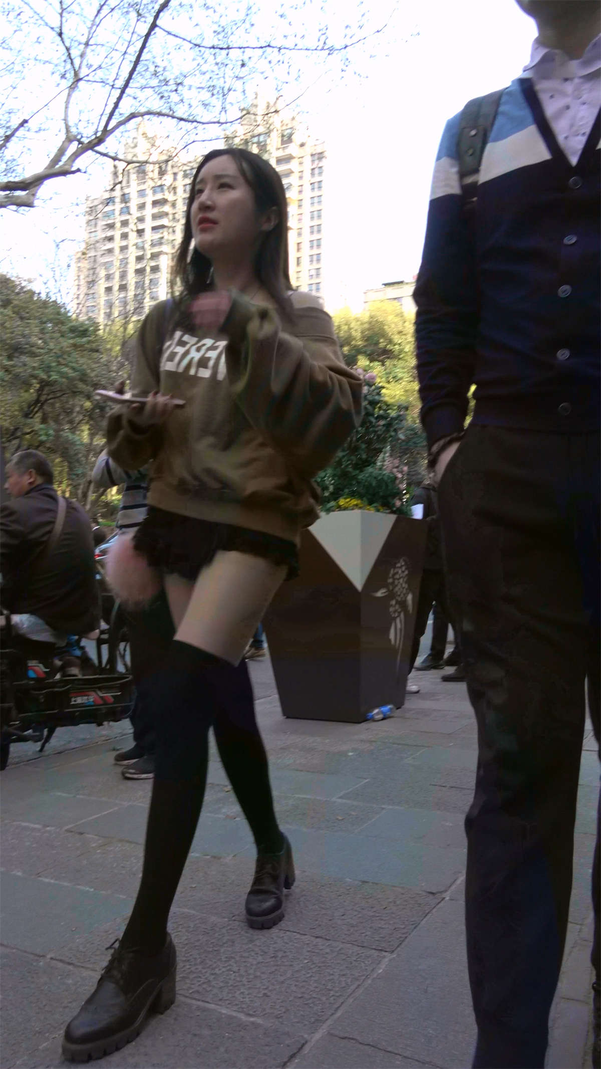 图片[2]-超短蕾丝裙长筒袜美腿小姐姐-日更街拍