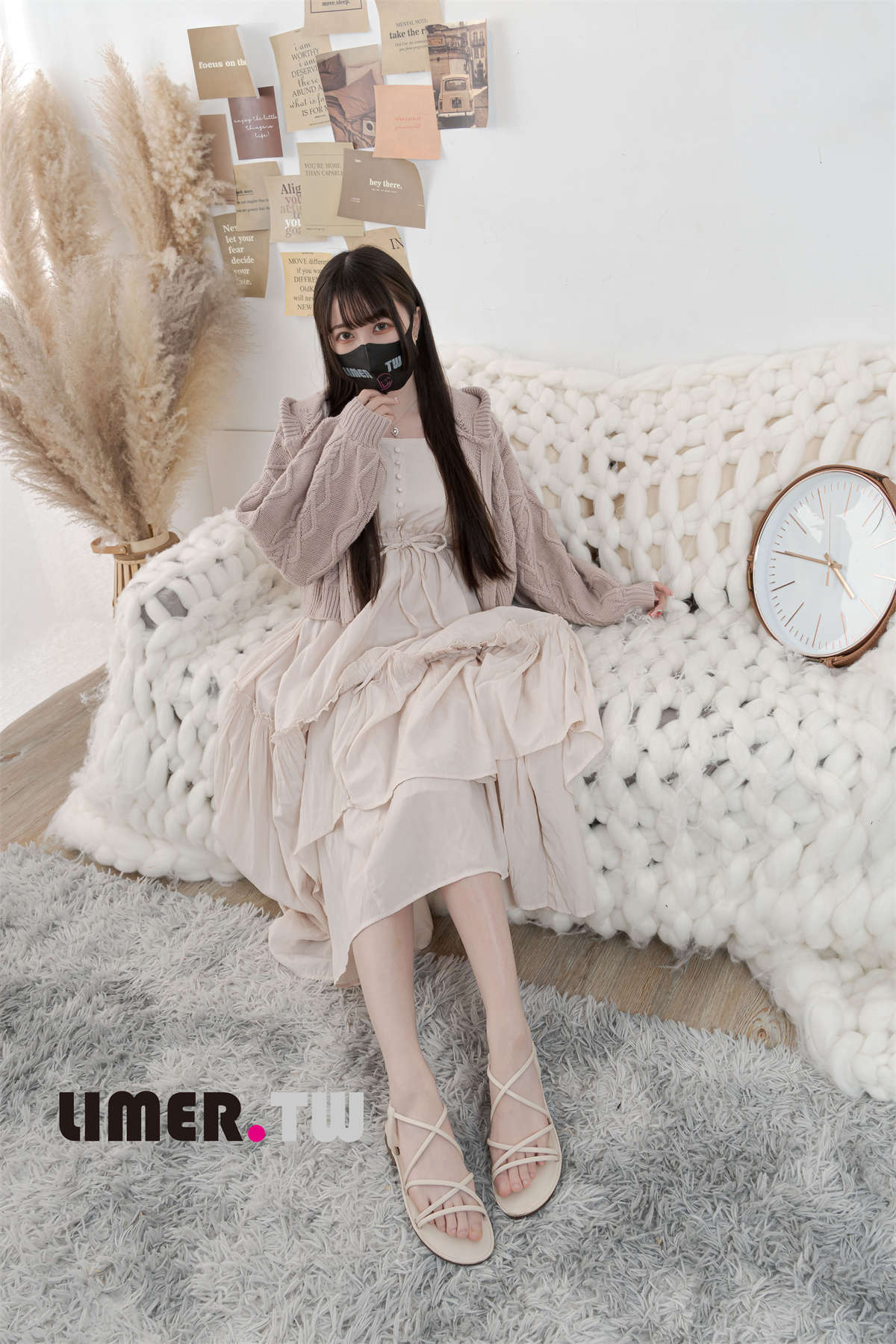 图片[2]-Limerence原创 NO.97 Miya 涼鞋 素甲 粉嫩通紅裸足 一次滿足-日更街拍