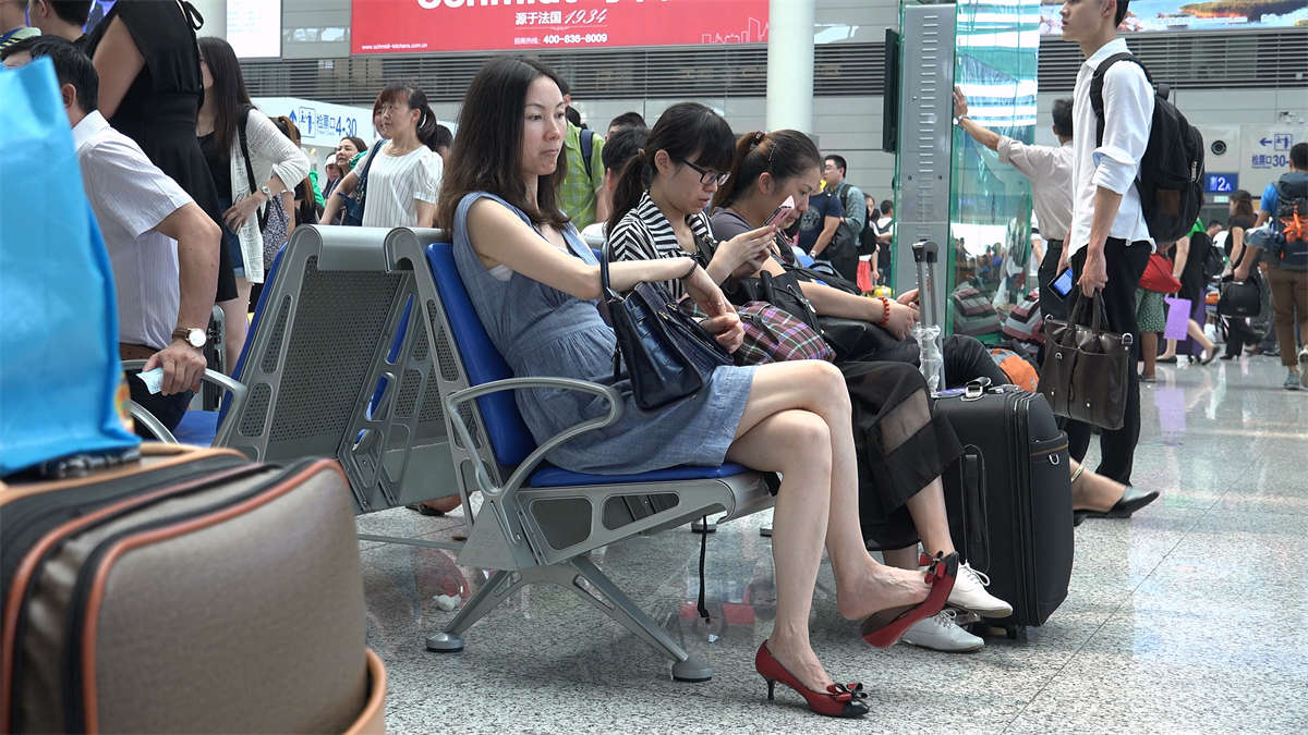 火车高铁站机场系列裸足美女-日更街拍