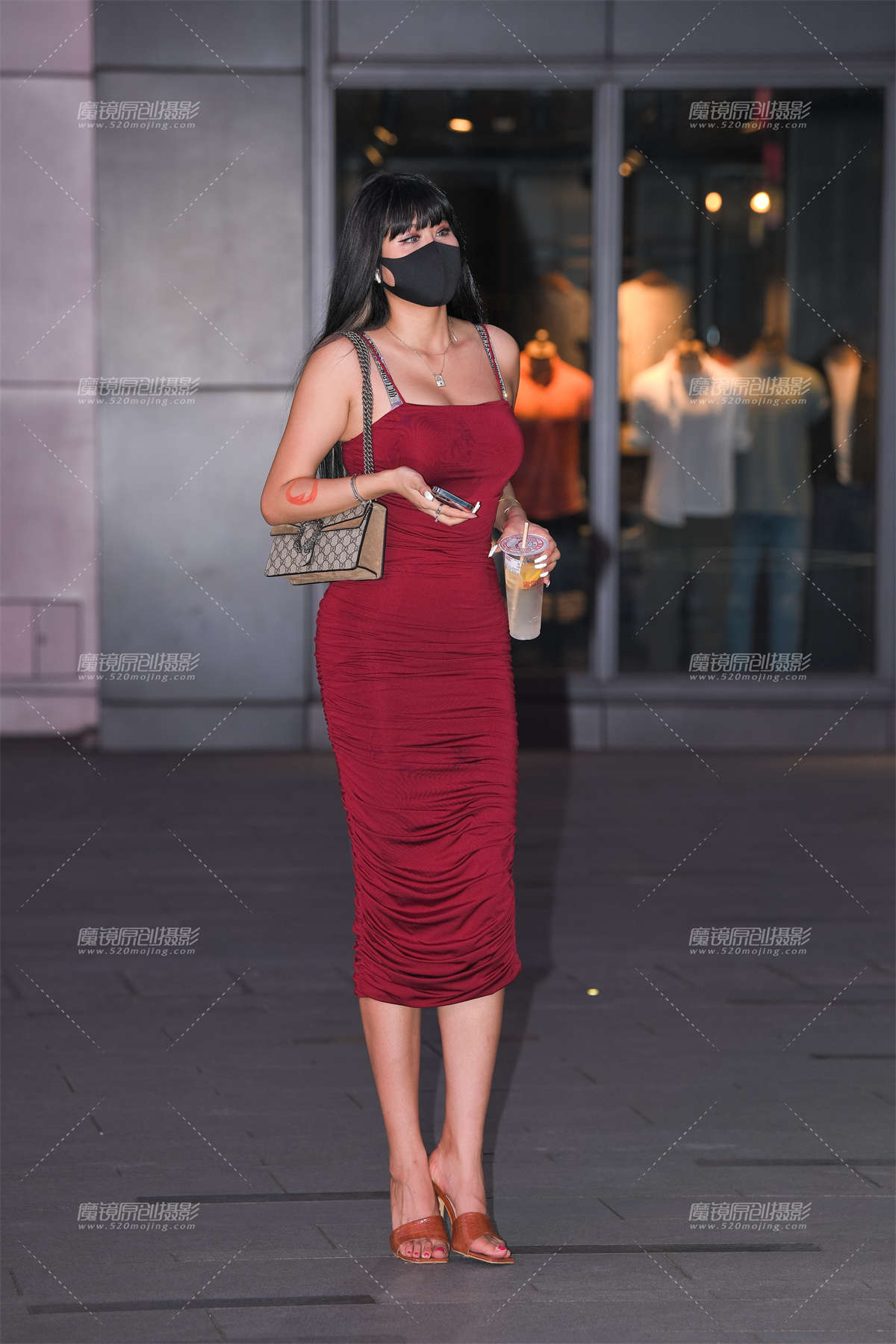 红色紧身裙美女-日更街拍
