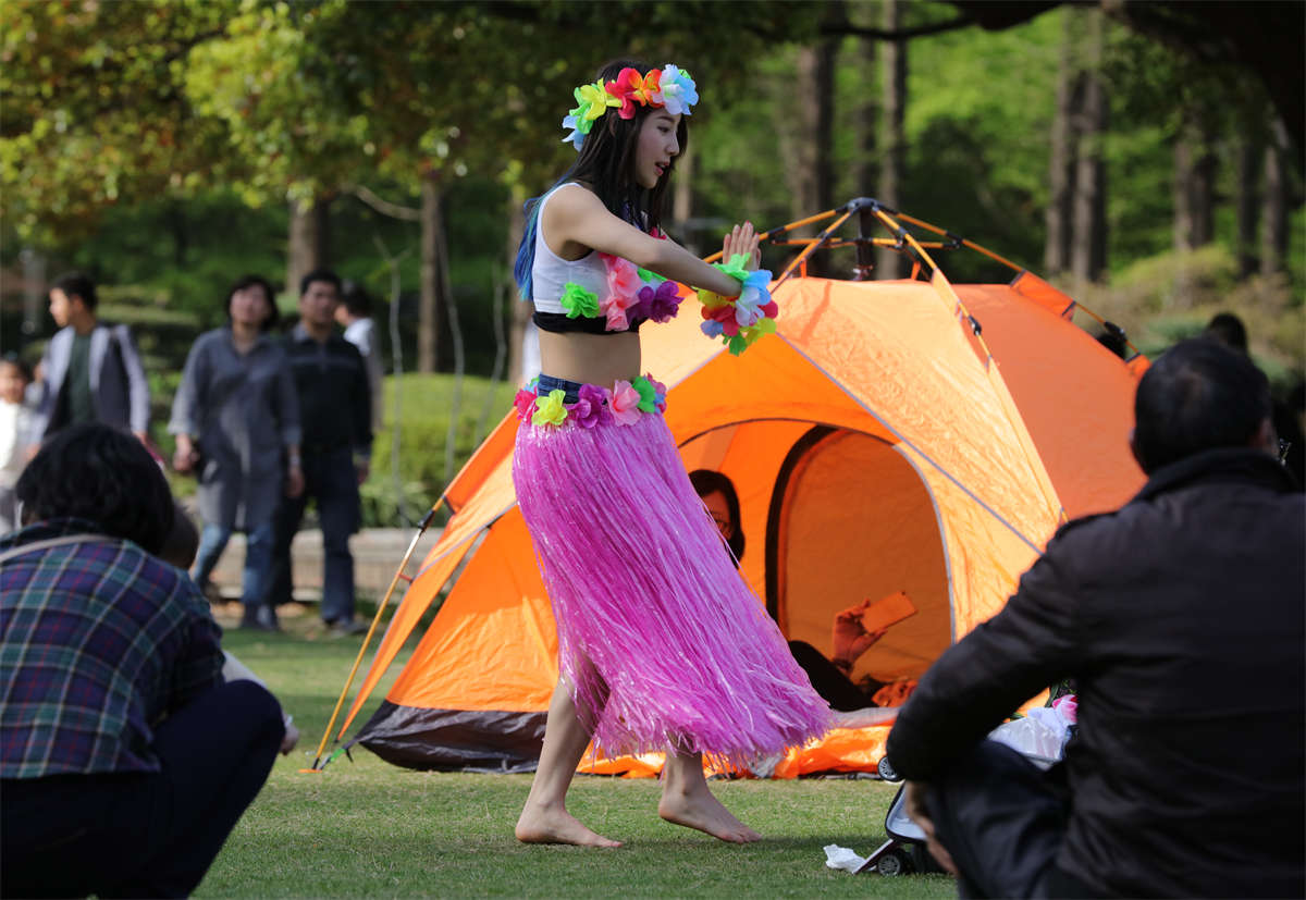 踏青公园街拍系列No.605 美丽的舞蹈女主播，送上门的一双玉足岂能错过-日更街拍