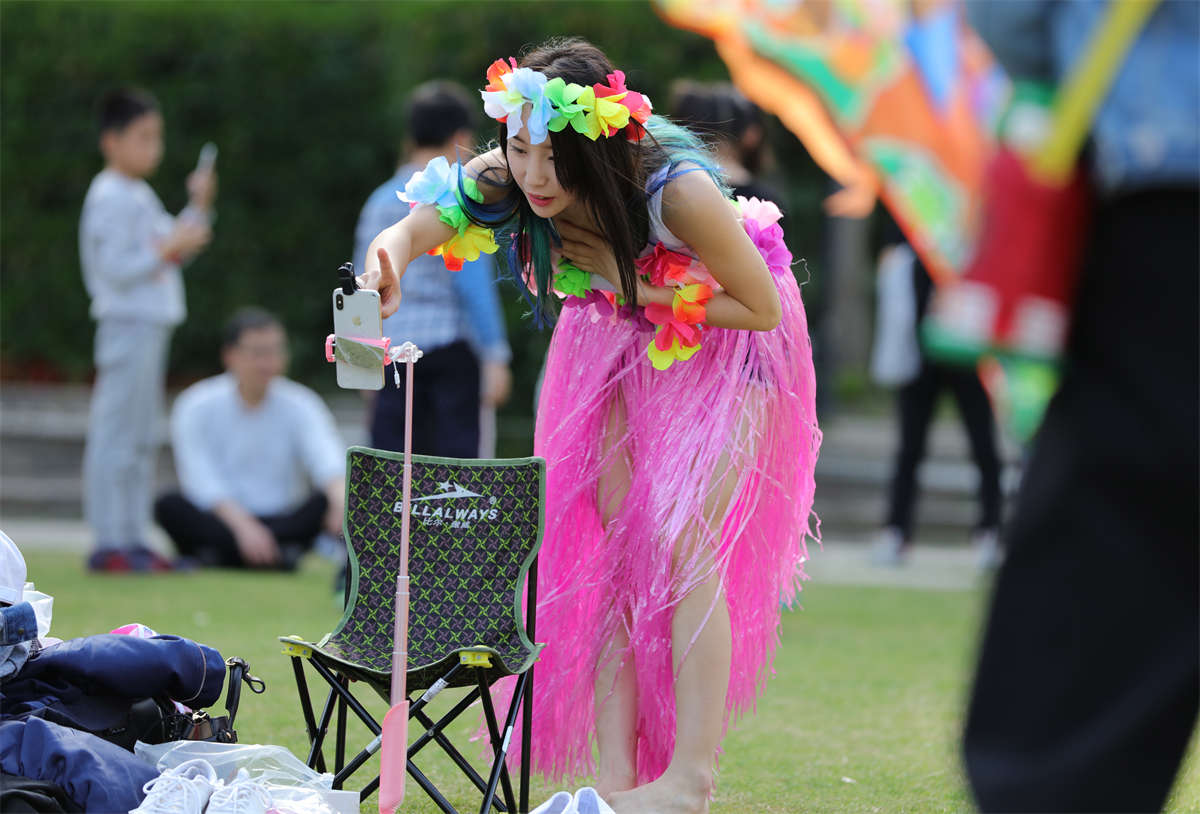 图片[2]-踏青公园街拍系列No.605 美丽的舞蹈女主播，送上门的一双玉足岂能错过-日更街拍