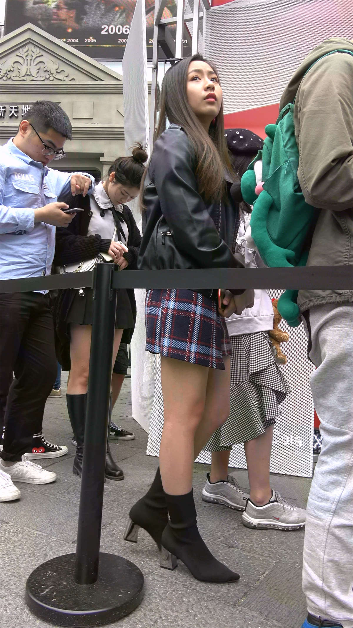 图片[2]-排队购物的短裙性感美女-日更街拍