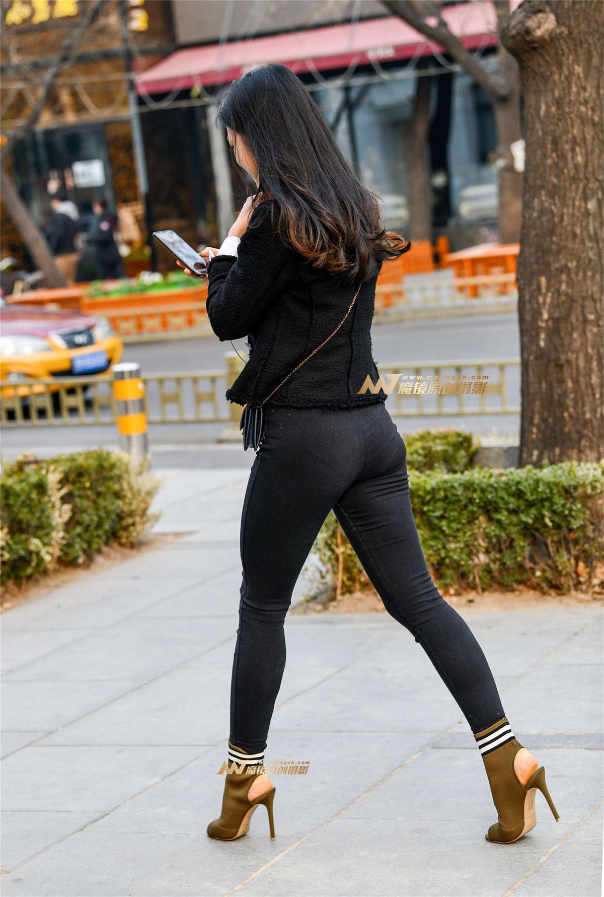 图片[2]-黑紧裤包美臀性感迷人-日更街拍