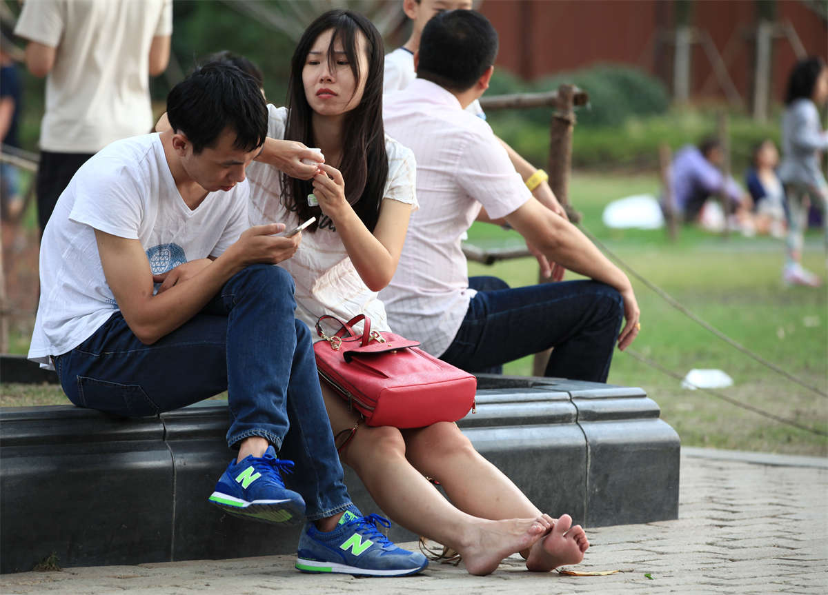 图片[2]-踏青公园街拍系列No.1477 长得超凡脱俗的女孩，一双脚够原味-日更街拍