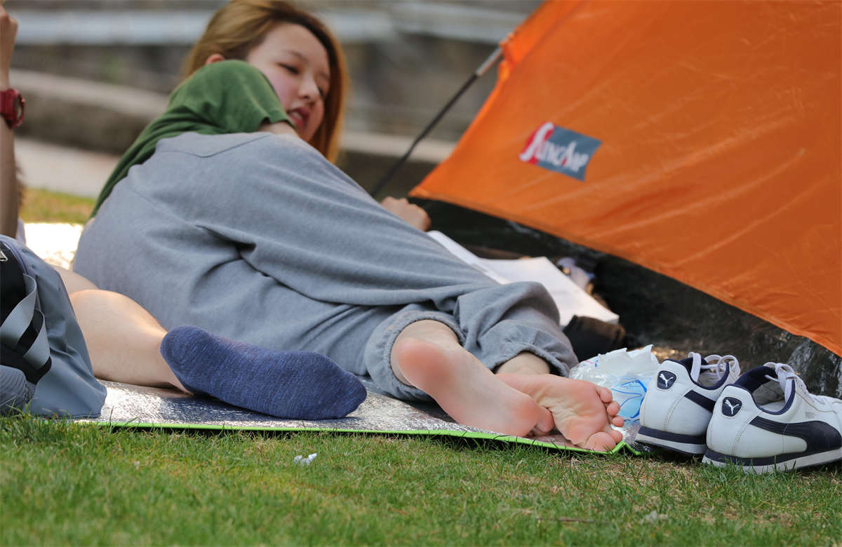 图片[2]-踏青公园街拍系列No.606 男友足底按摩，女孩娇媚的说“你抓住了我的软肋”-日更街拍