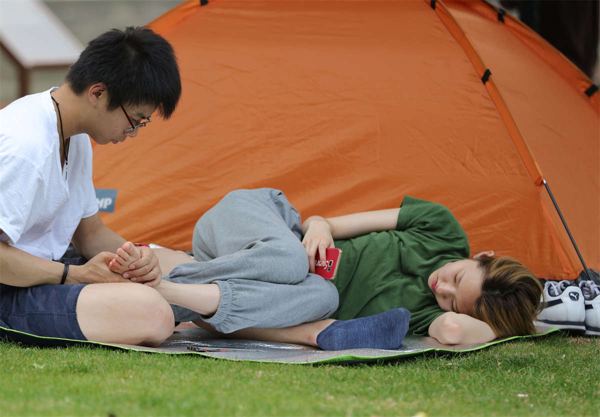 踏青公园街拍系列No.606 男友足底按摩，女孩娇媚的说“你抓住了我的软肋”-日更街拍