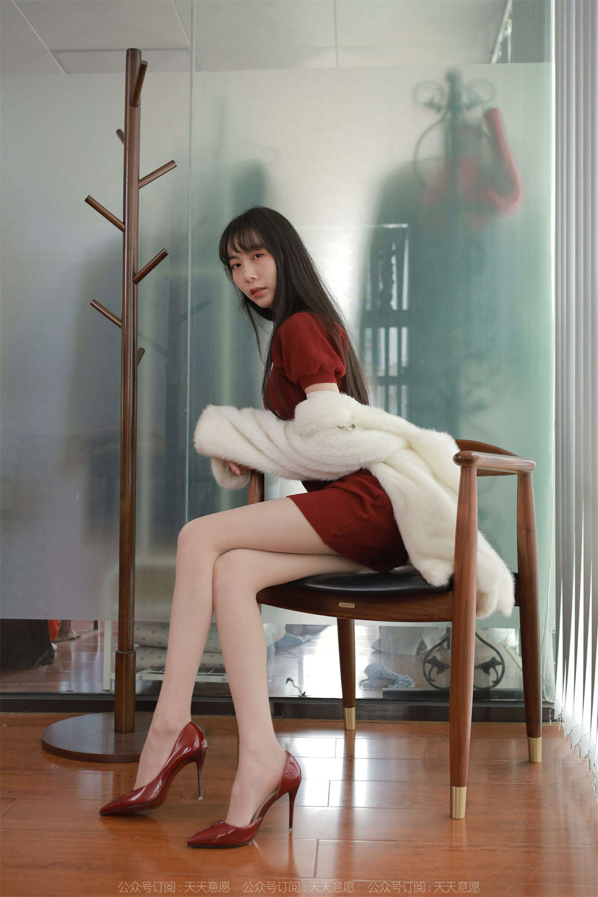 图片[2]-IESS异思趣向 2022.04.09 丝享家1054：团团 迷人的酒红旗袍-日更街拍