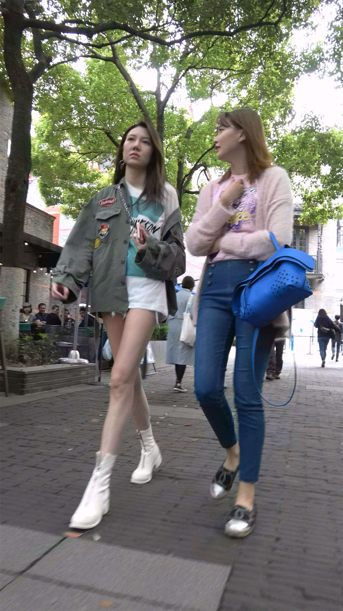 热裤白皙裸腿美女跟闺蜜逛街-日更街拍