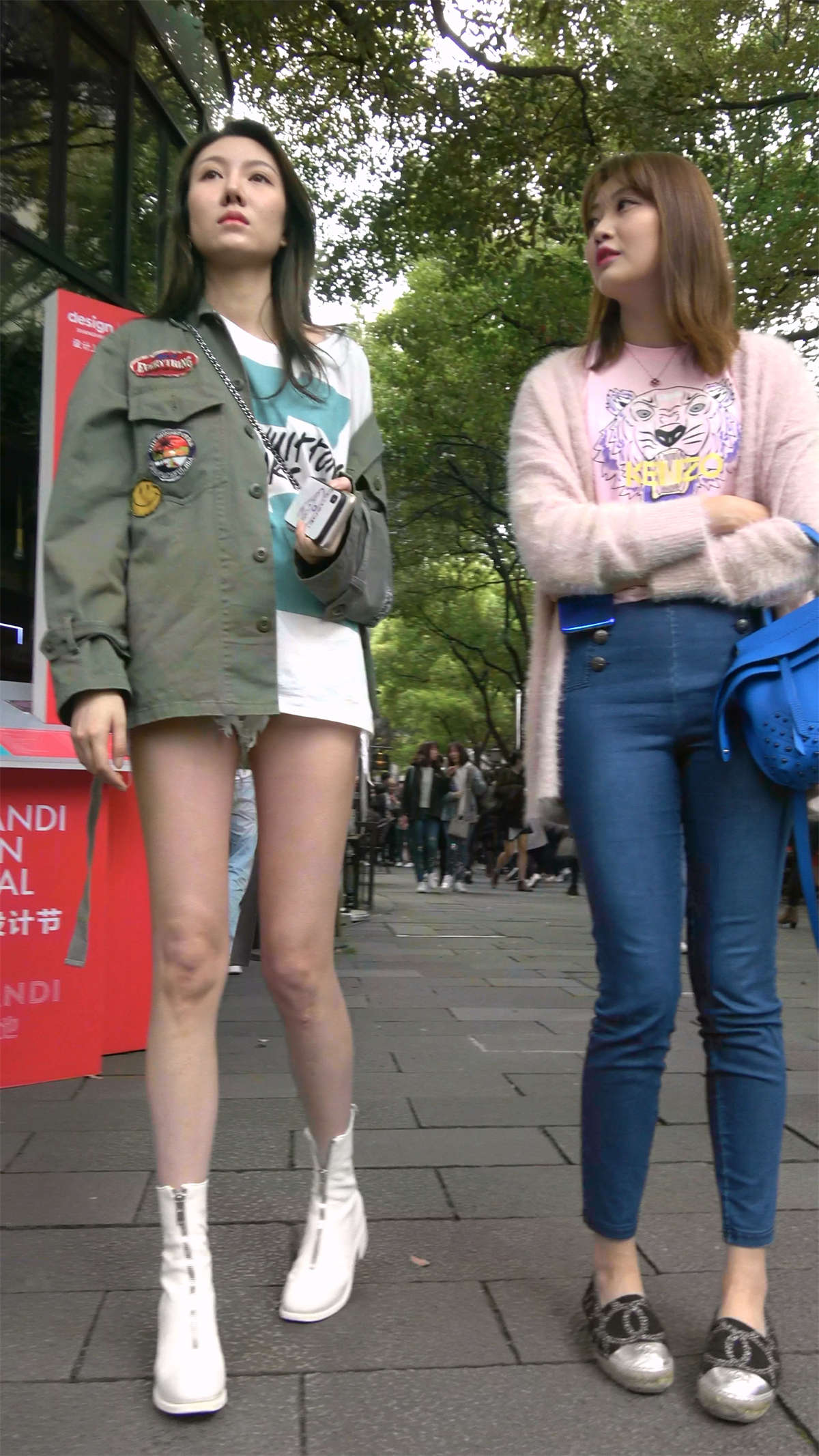 图片[2]-热裤白皙裸腿美女跟闺蜜逛街-日更街拍