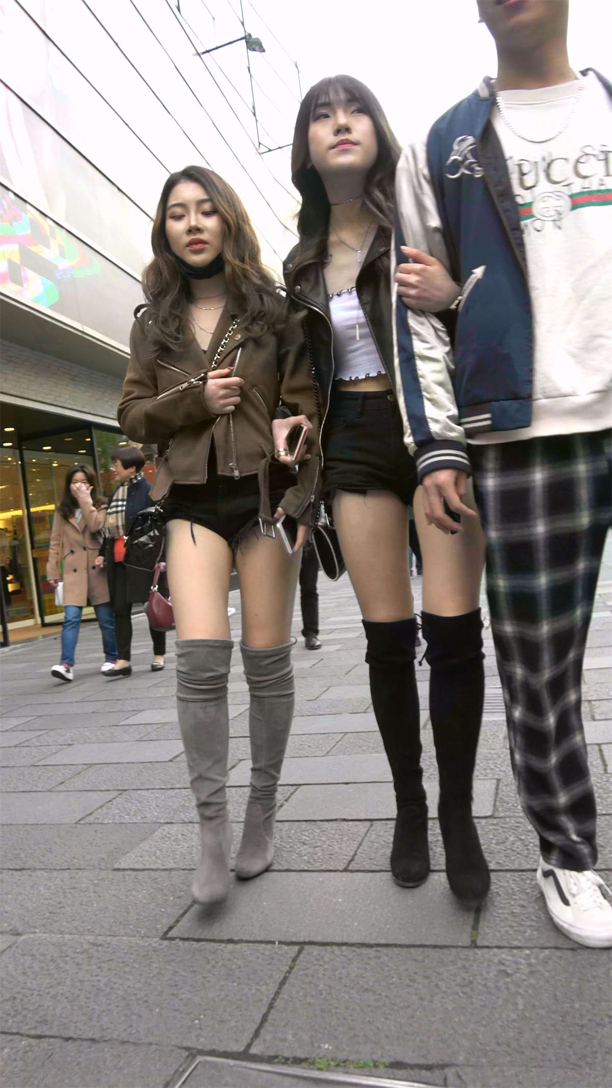 图片[2]-热裤美腿姐妹花逛街白花花的美腿啊-日更街拍