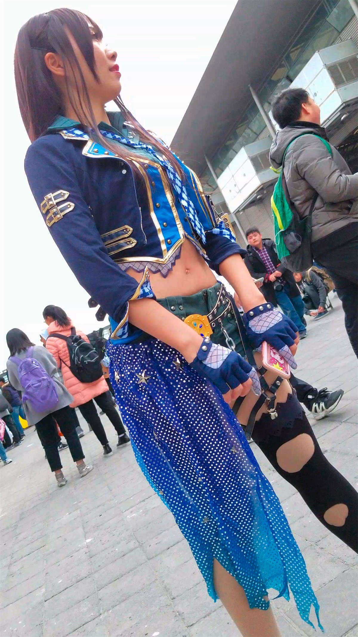 一脸清纯的cosplay二次元美少女-日更街拍