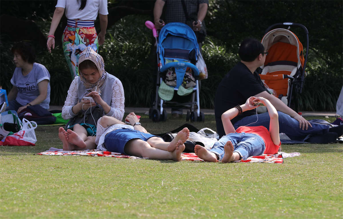 图片[2]-踏青公园街拍系列No.607 爱美的姑娘先涂指甲油，红色很显白-日更街拍