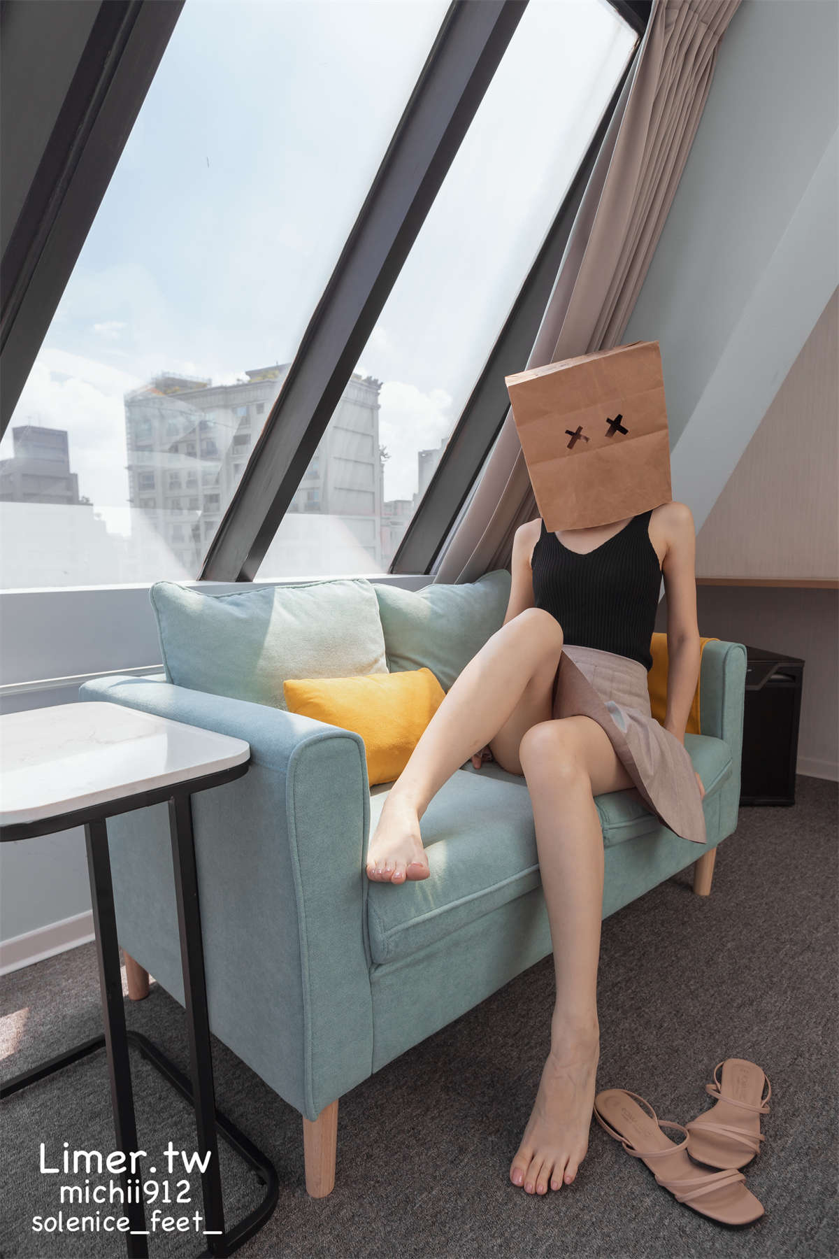 图片[2]-Limerence原创 No.13 Michii神秘纸袋女孩的裸足大解放-日更街拍