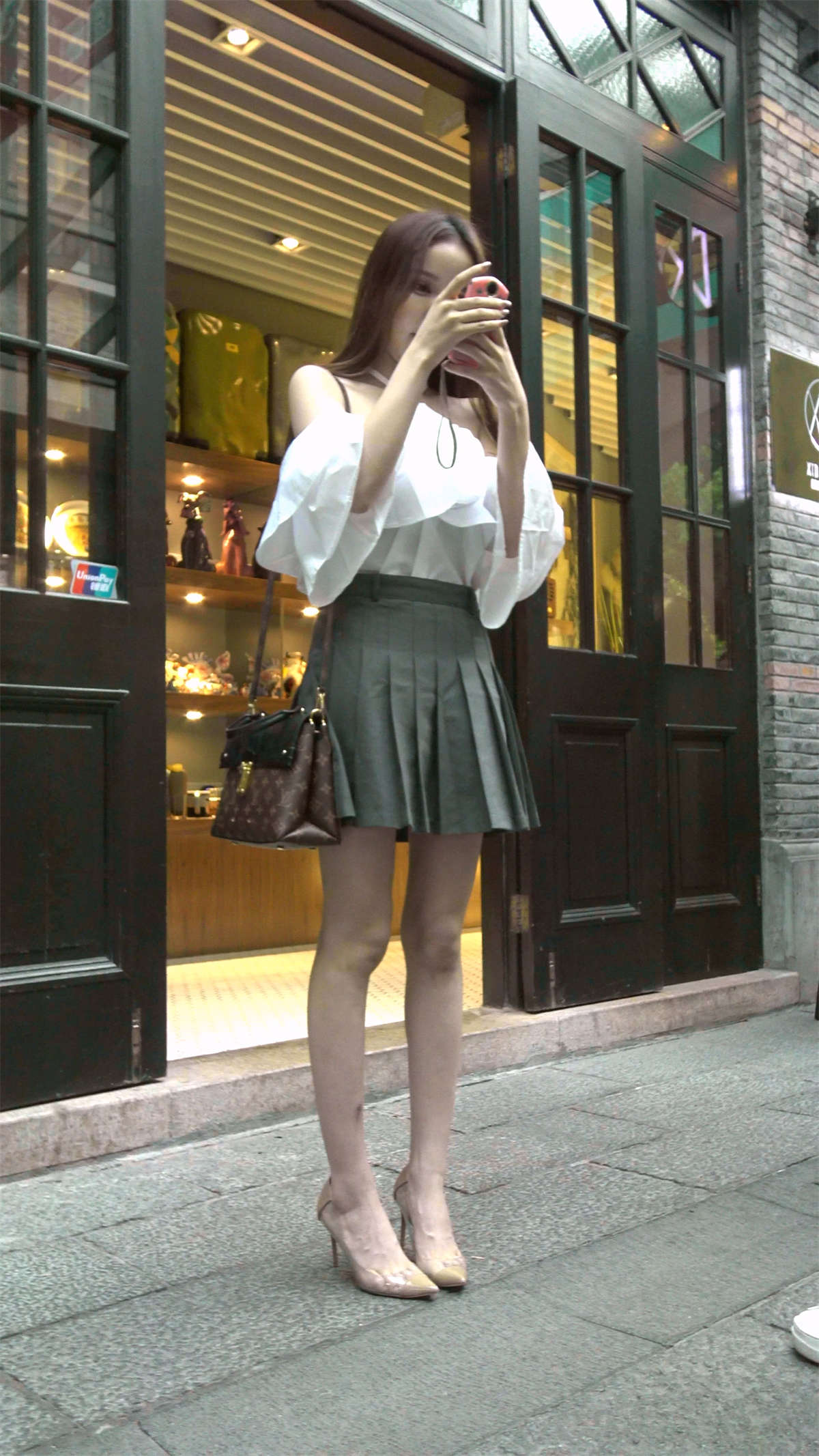 图片[2]-网红气质美女玩自拍-日更街拍