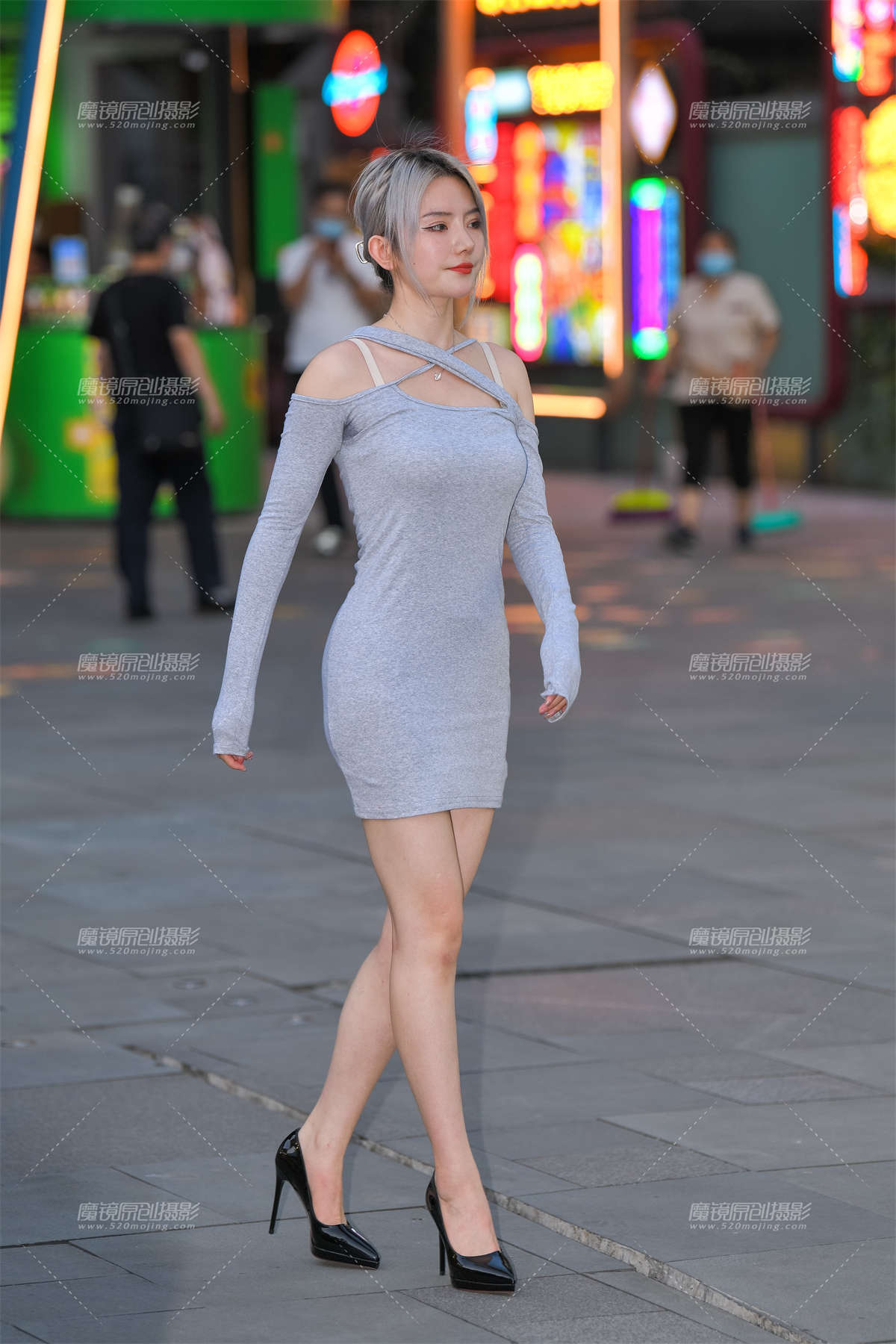 灰色包臀裙高跟美女-日更街拍