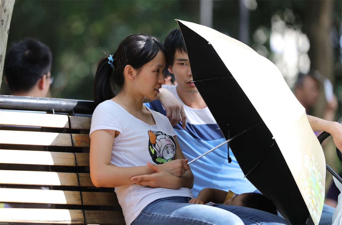 踏青公园街拍系列No.608 果然有了孩子就不注重自己的外表-日更街拍