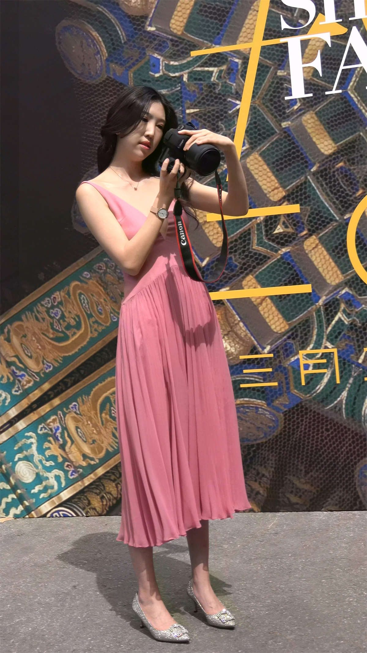 图片[2]-性感的粉红连衣裙V领低胸美女-日更街拍